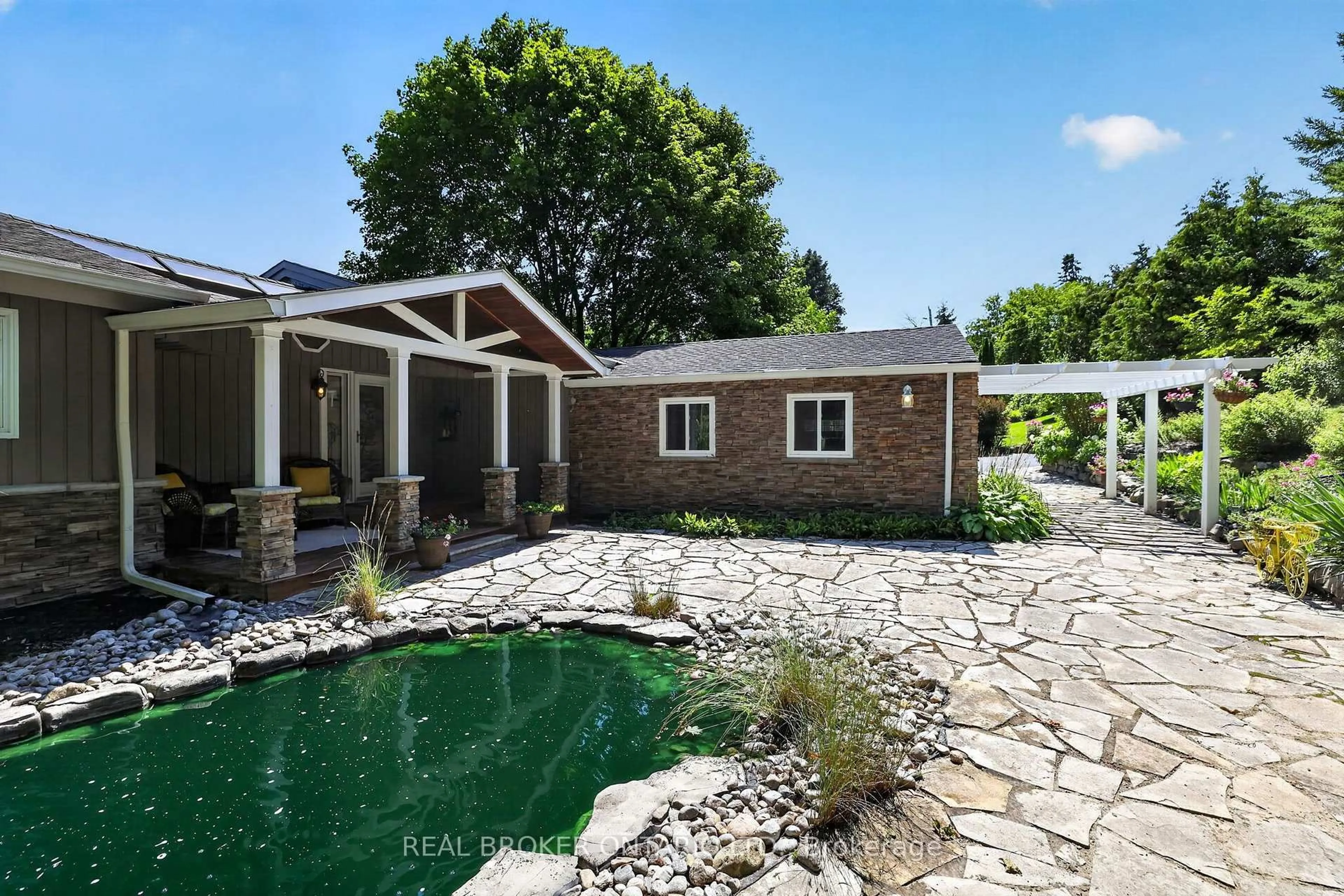 Unknown for 20417 Centre St, East Gwillimbury Ontario L0G 1M0