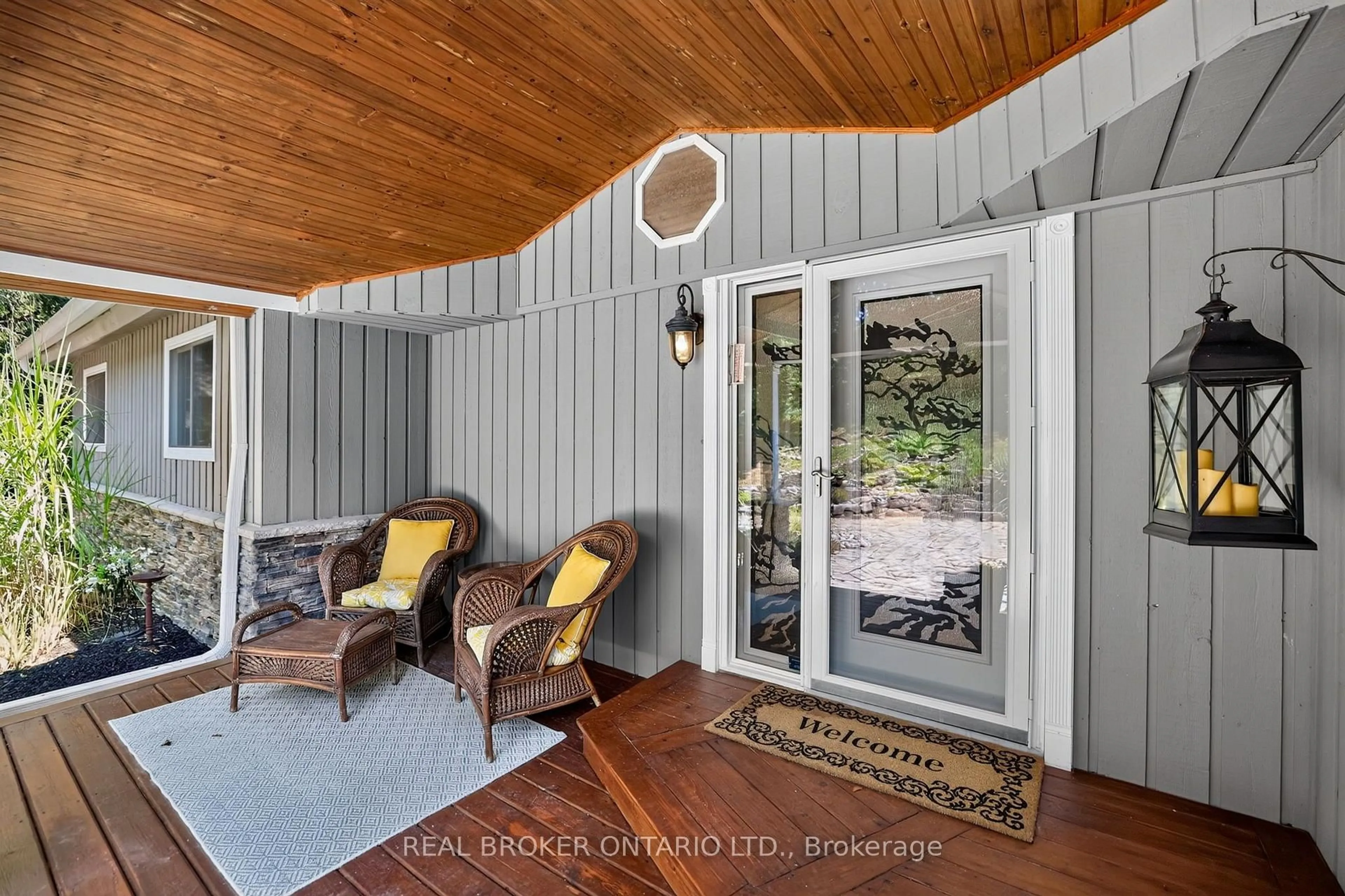 Indoor entryway for 20417 Centre St, East Gwillimbury Ontario L0G 1M0