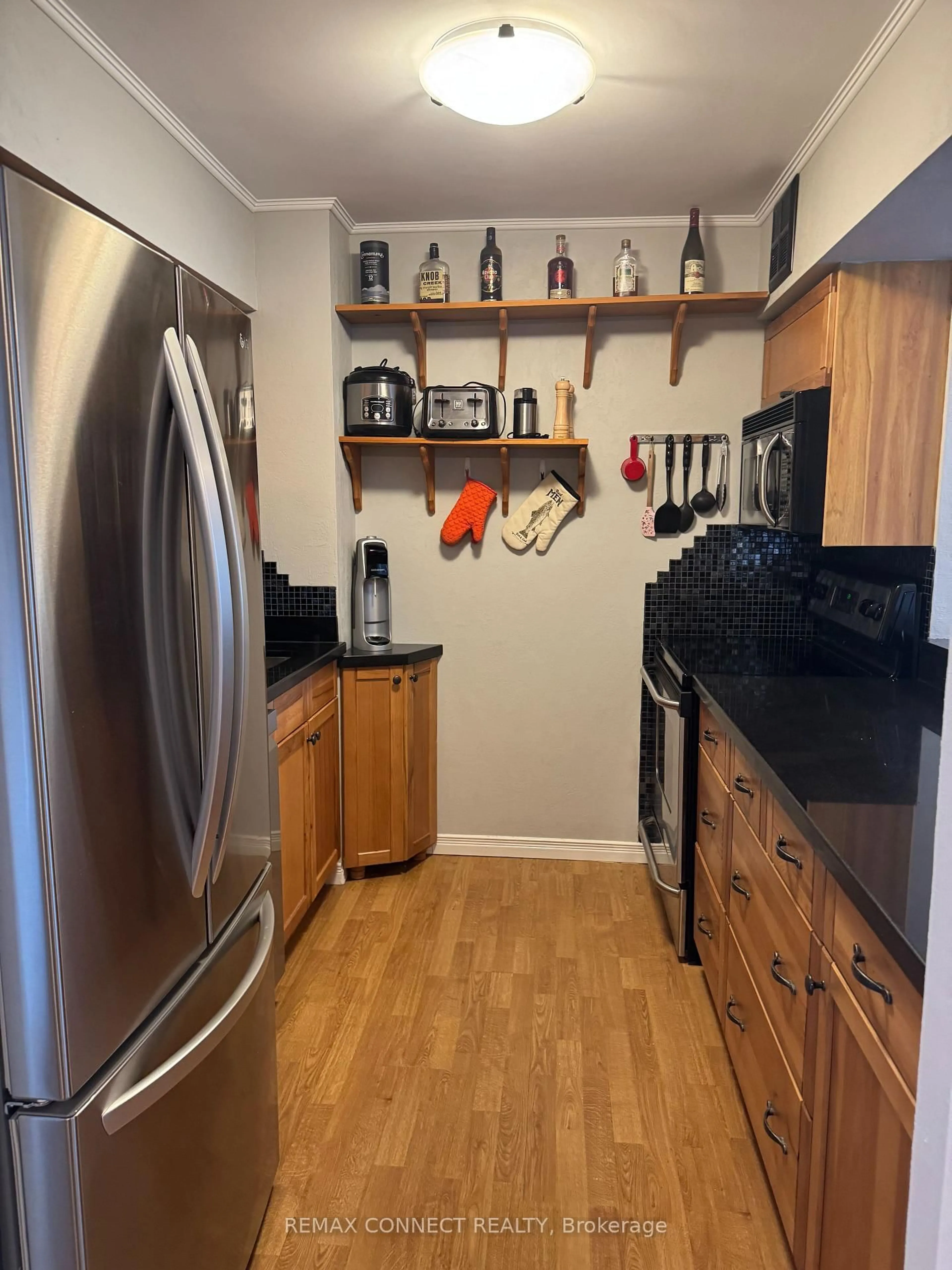 Standard kitchen, unknown for 326 Major Mackenzie Dr #221, Richmond Hill Ontario L4C 8T4