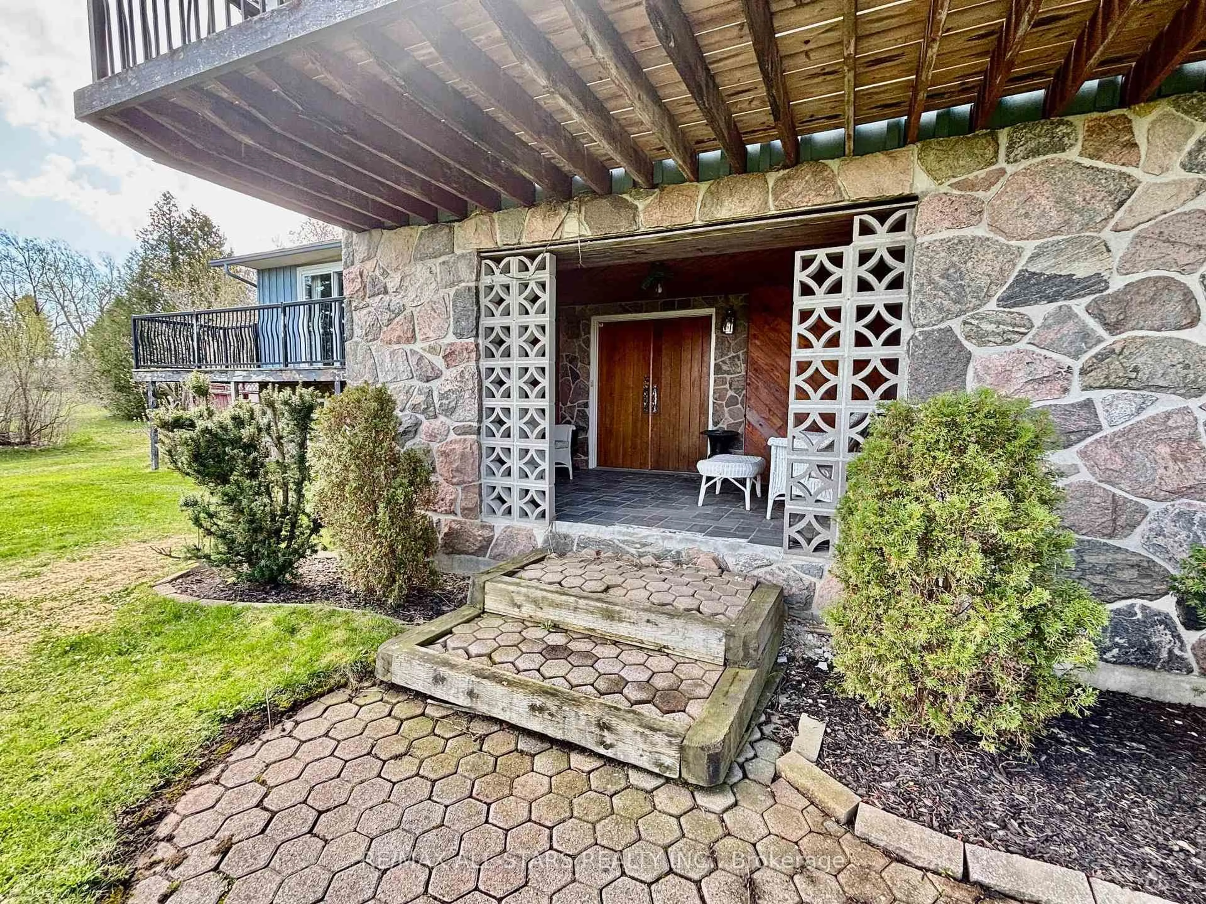 Indoor entryway for 1374 Regional Road 12 Rd, Brock Ontario L0E 1N0