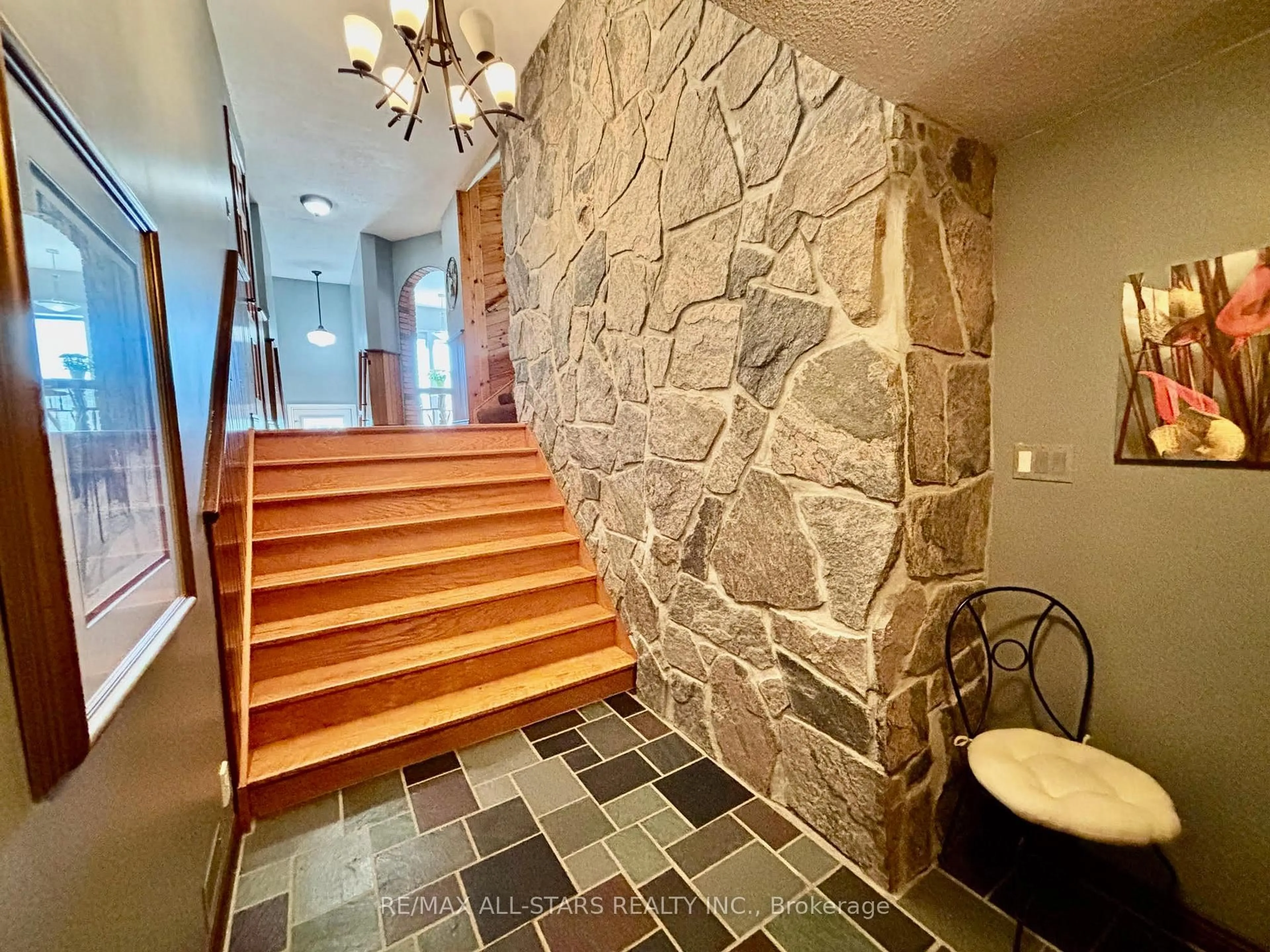 Indoor foyer for 1374 Regional Road 12 Rd, Brock Ontario L0E 1N0