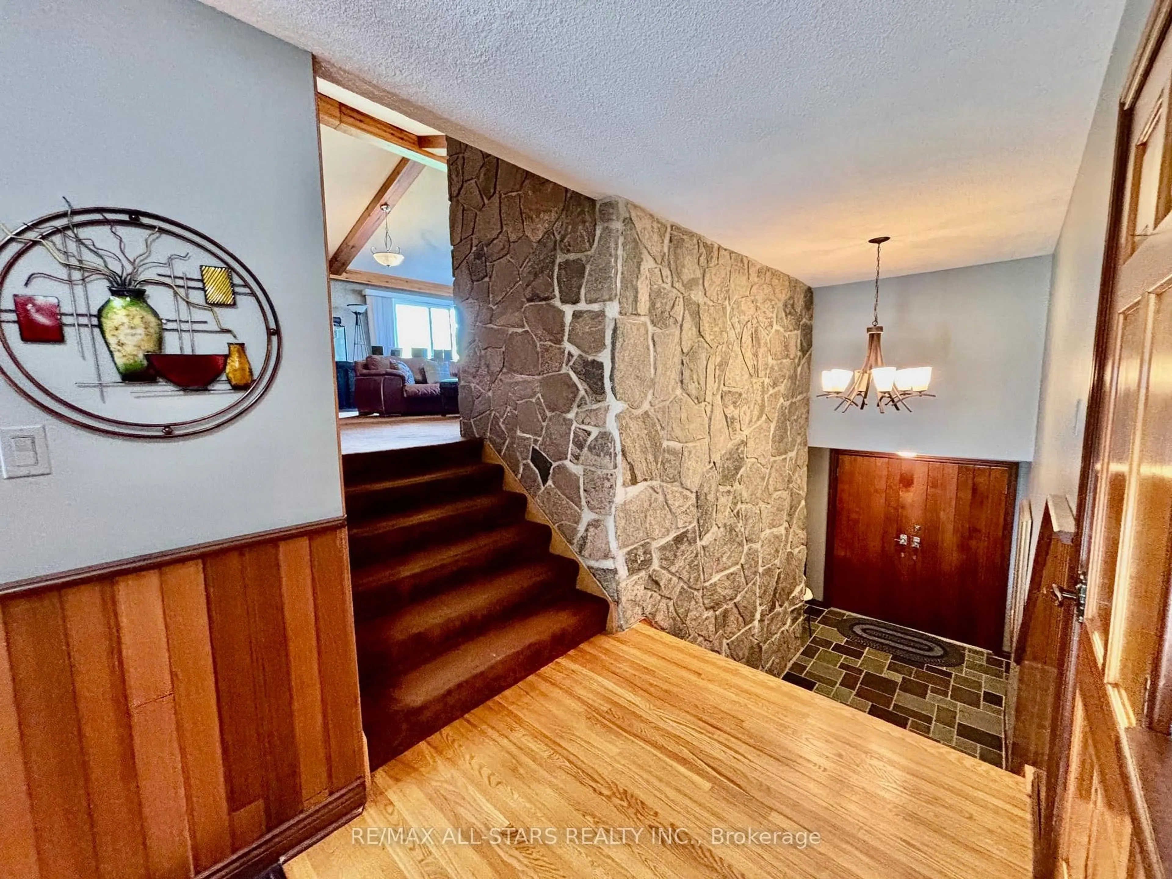 Indoor foyer for 1374 Regional Road 12 Rd, Brock Ontario L0E 1N0