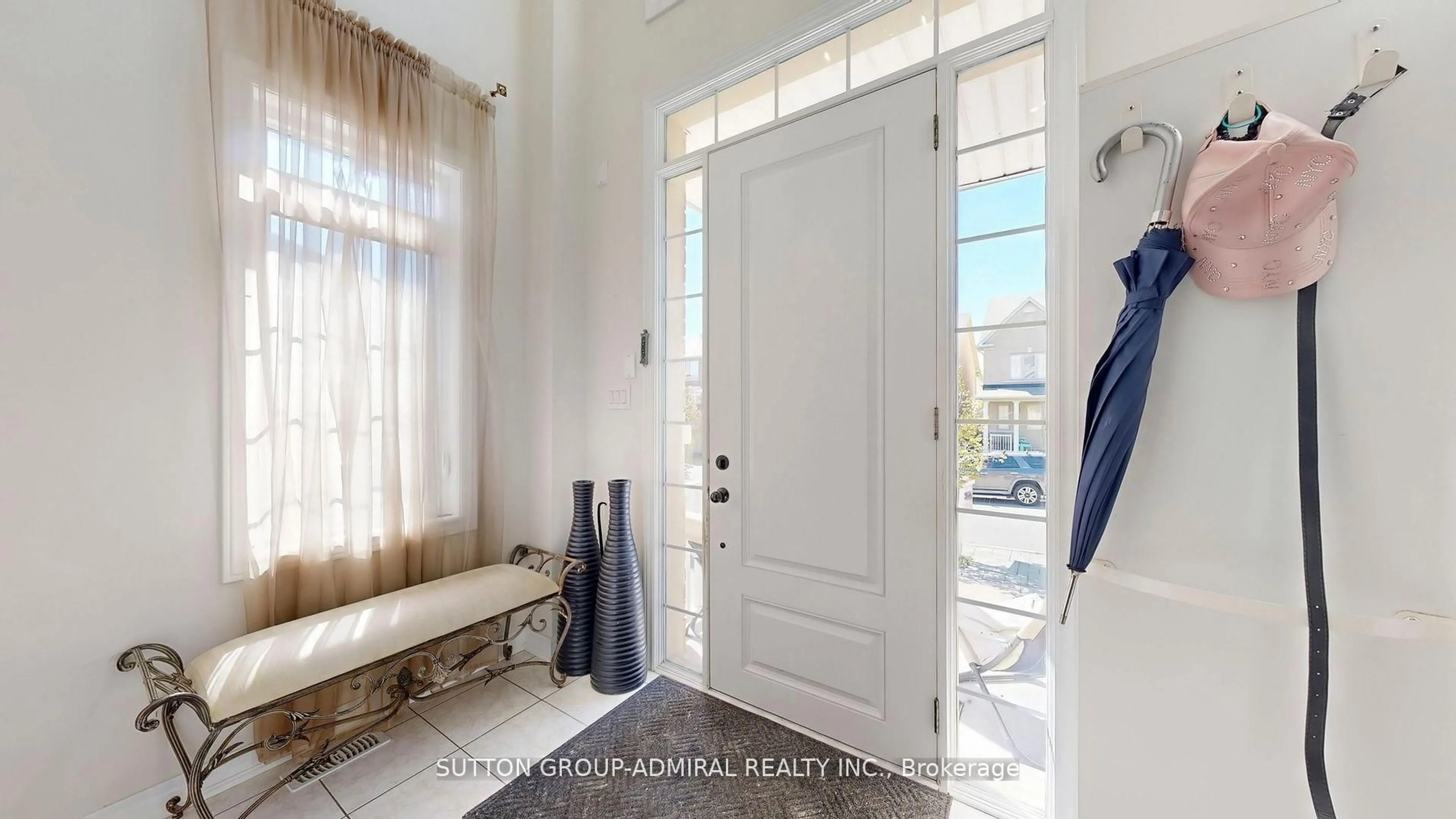 Indoor entryway for 27 Givon St, Vaughan Ontario L6A 0W2