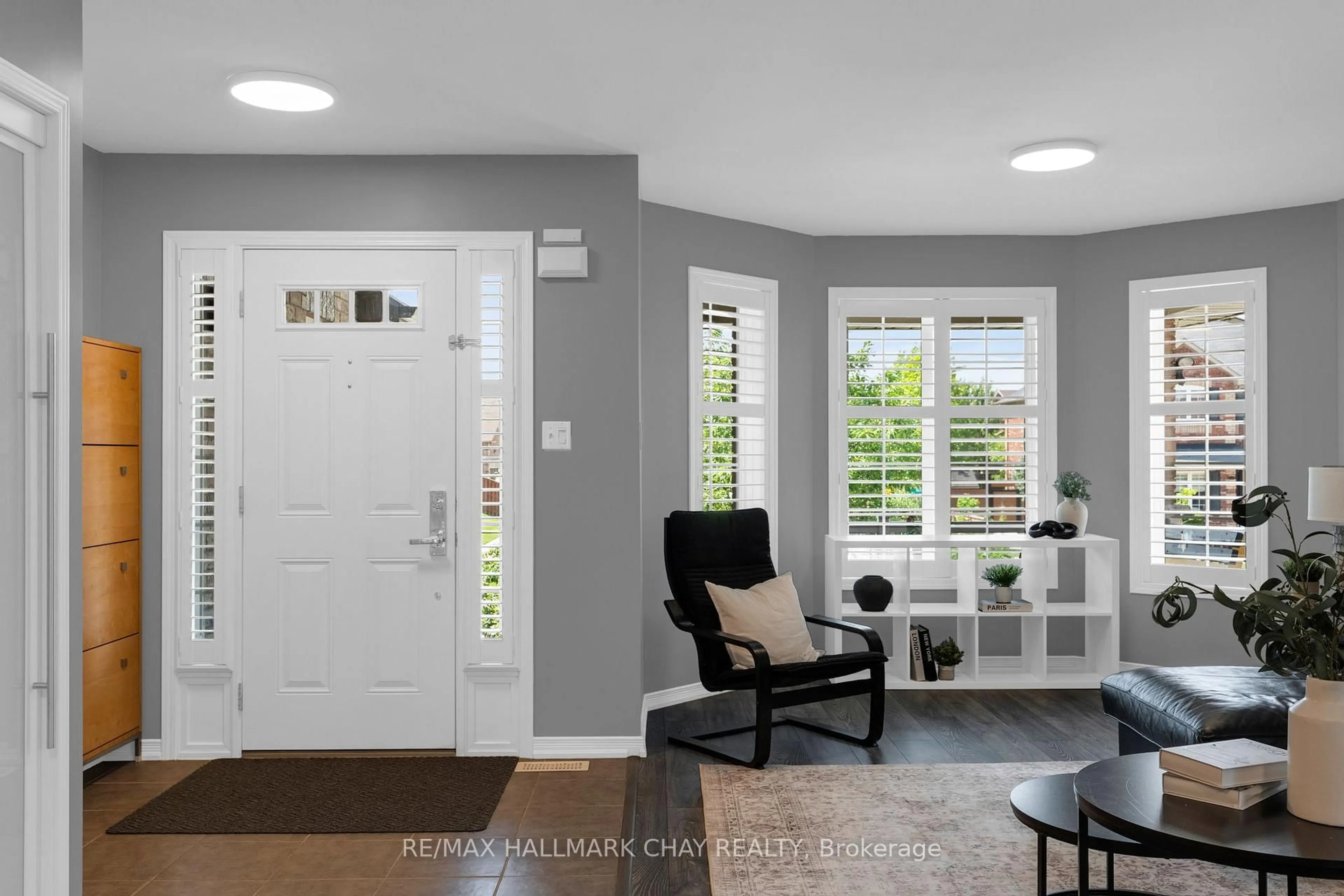 Indoor entryway for 2215 Nevils St, Innisfil Ontario L9S 0E2