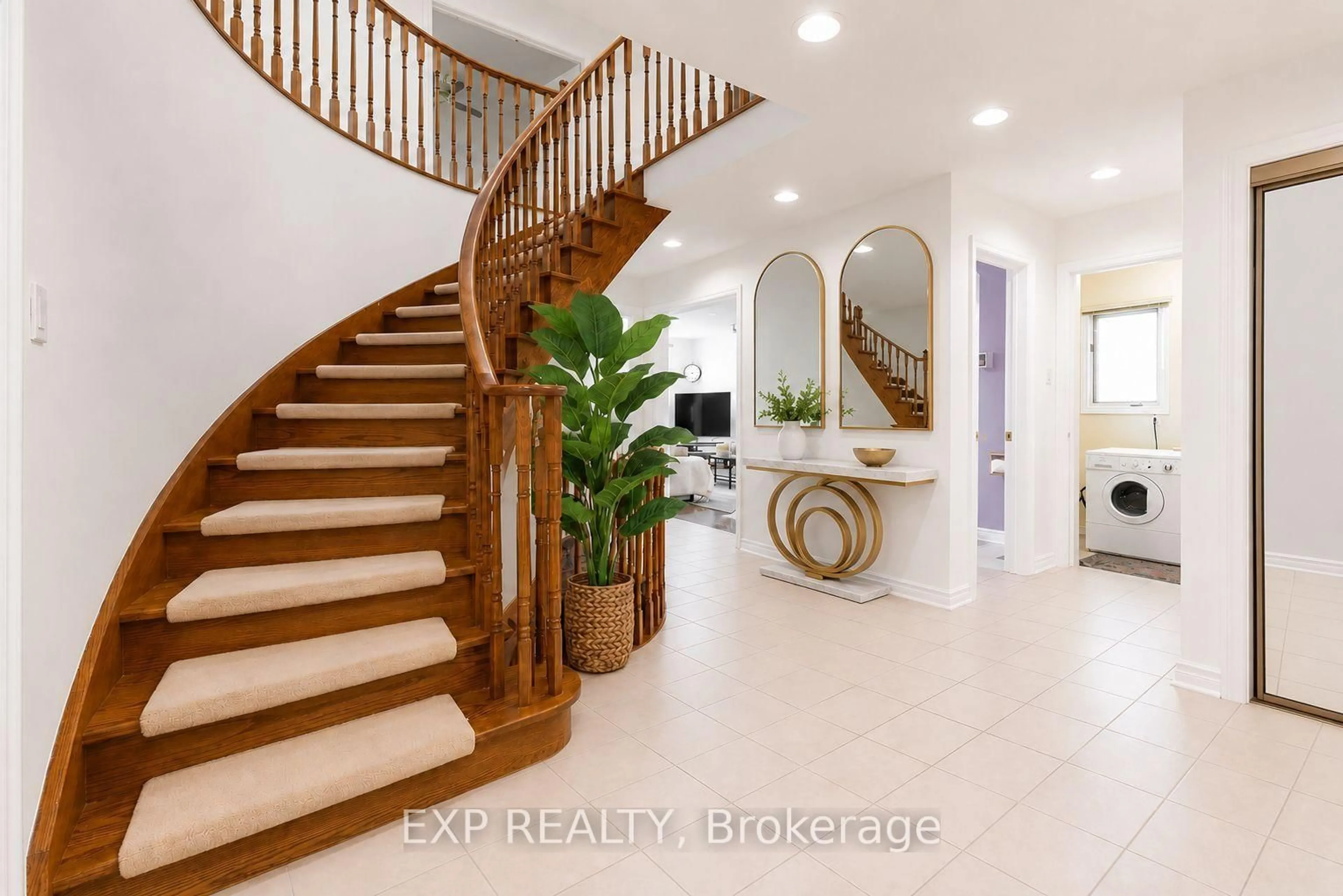 Indoor entryway for 5 Hyde Park Dr, Richmond Hill Ontario L4B 1V3