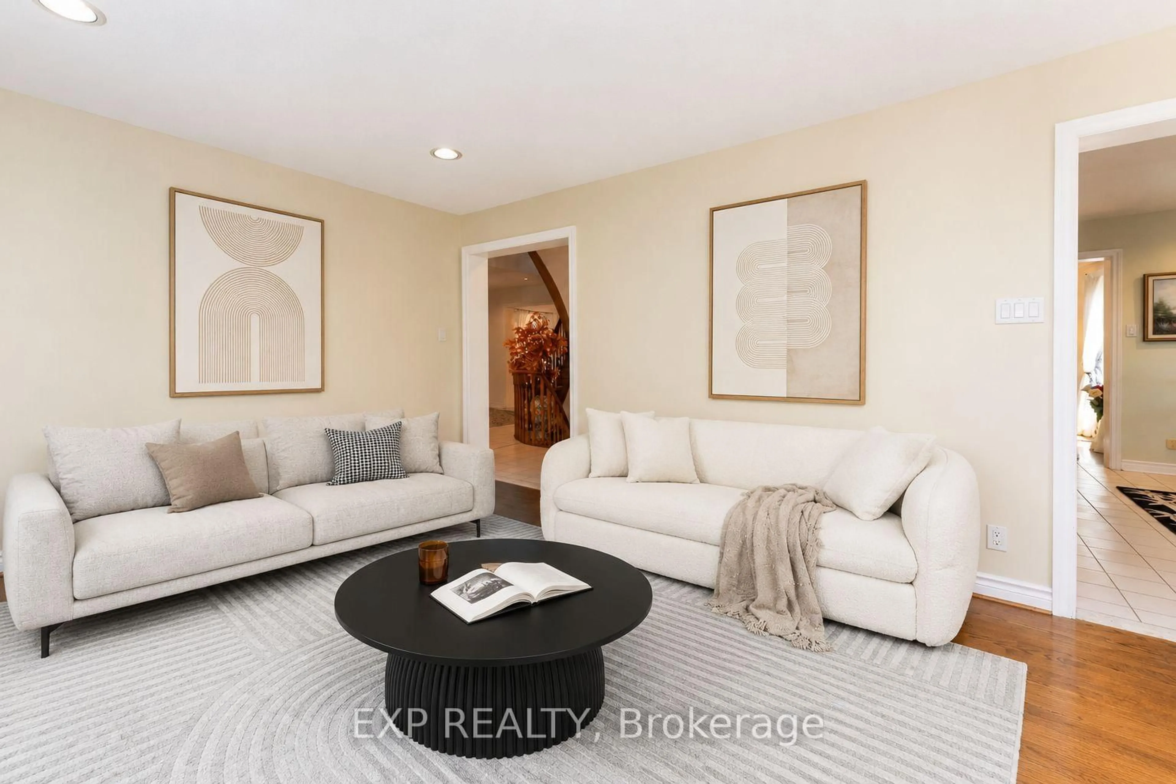 Living room with furniture, unknown for 5 Hyde Park Dr, Richmond Hill Ontario L4B 1V3