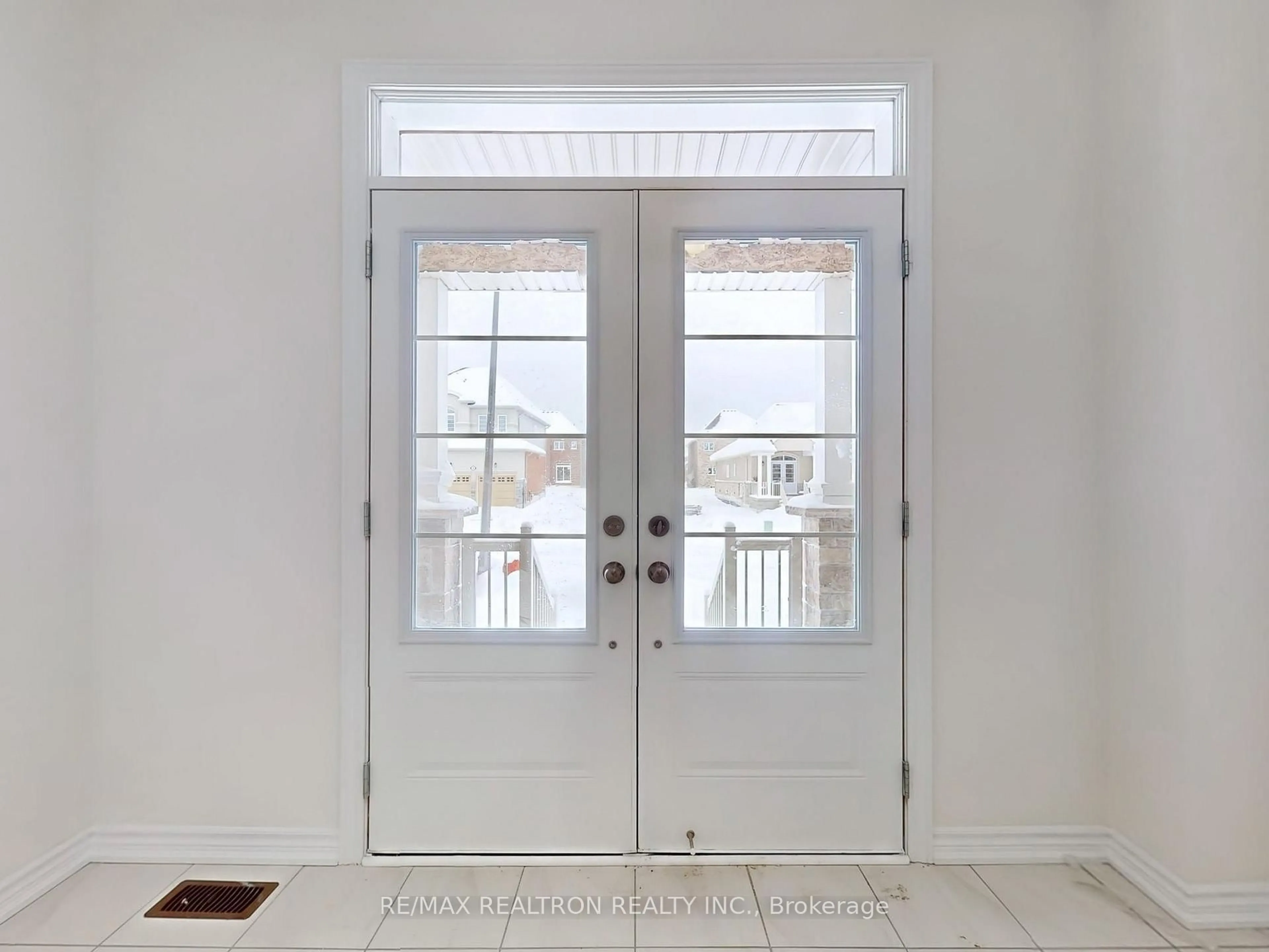 Indoor entryway for 6 Grieve Ave, Georgina Ontario L0E 1R0