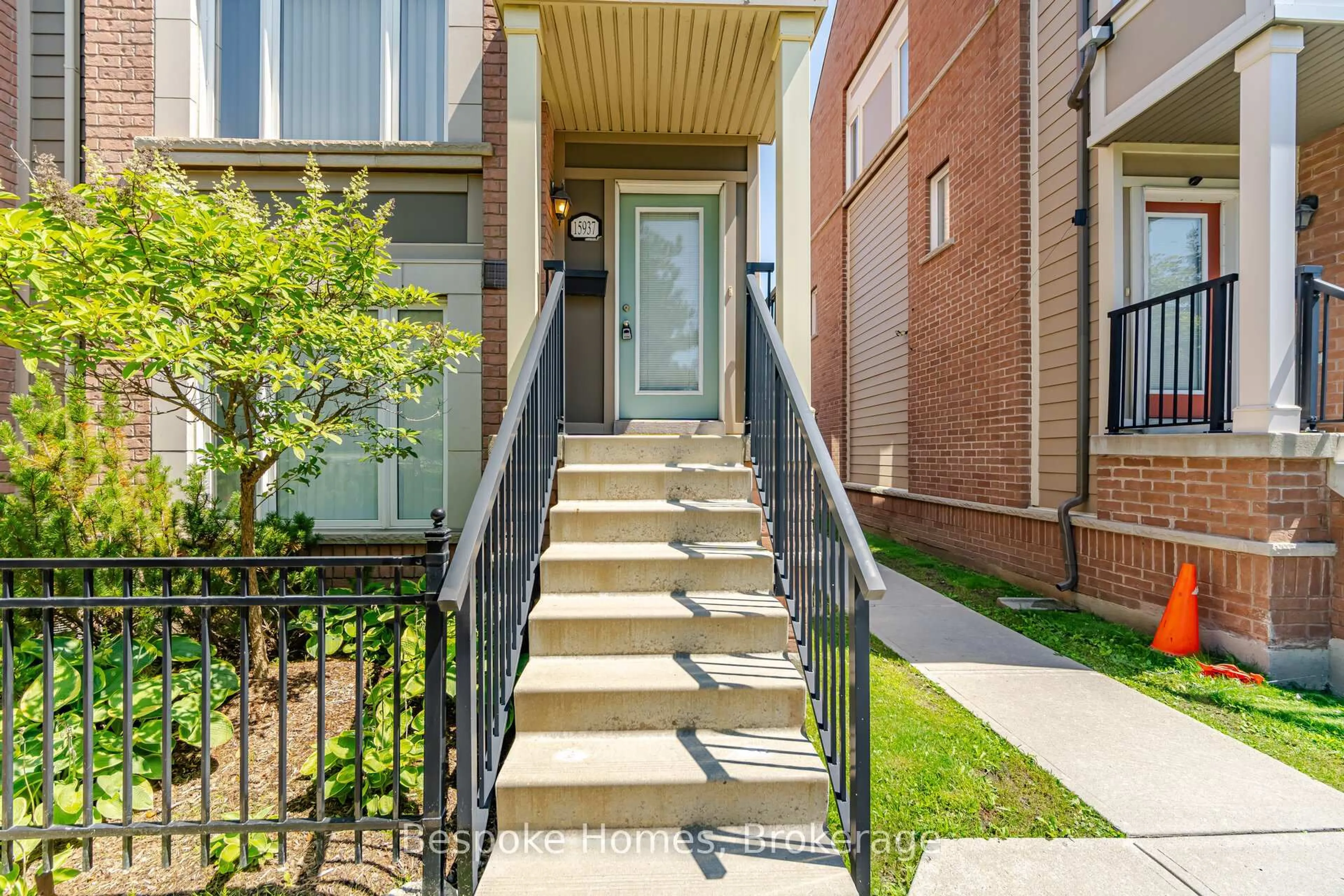 Indoor entryway for 15937 Bayview Ave, Aurora Ontario L4G 0S3