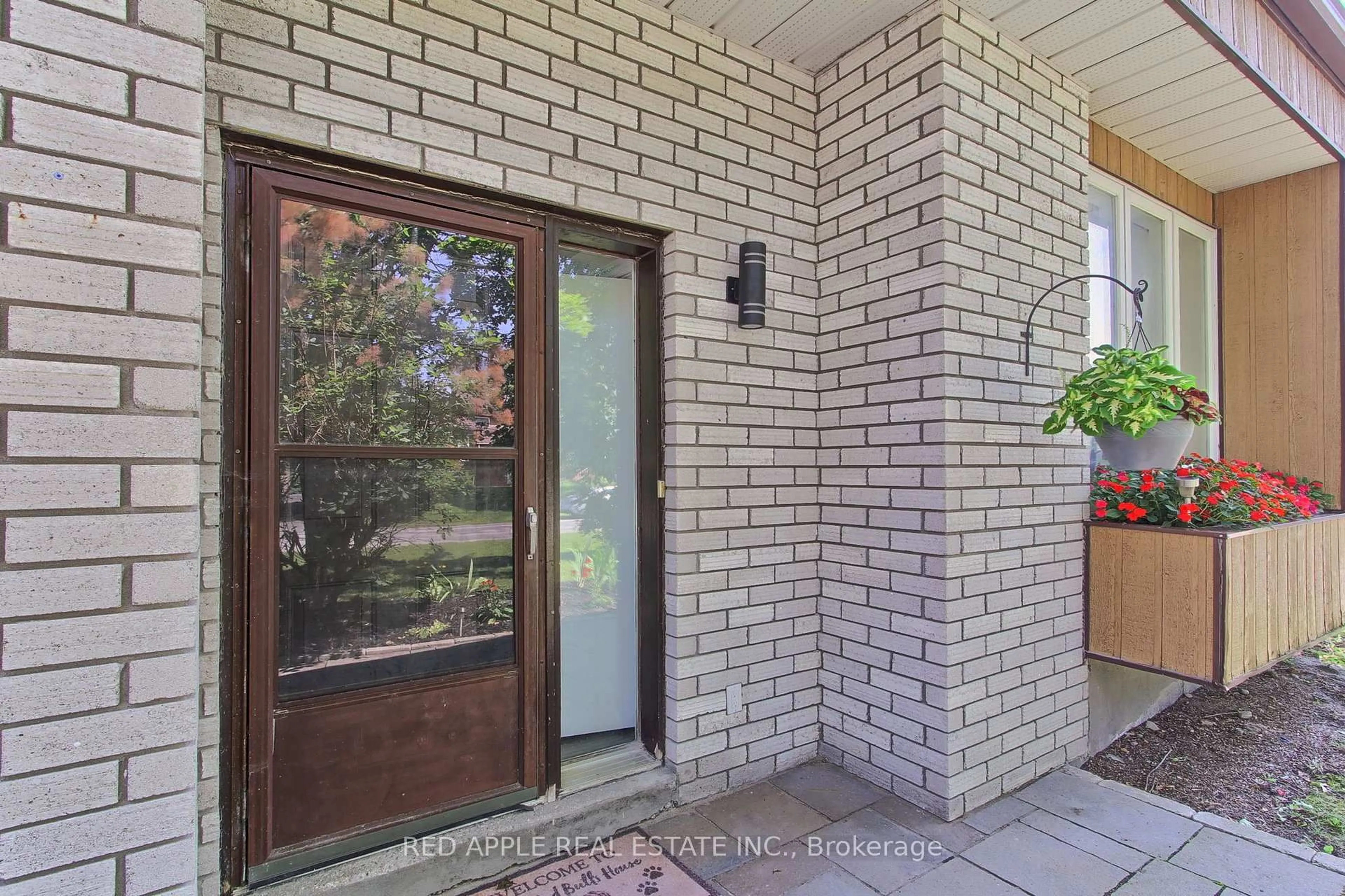 Indoor entryway for 2277 Scythes St, Innisfil Ontario L9S 1G7