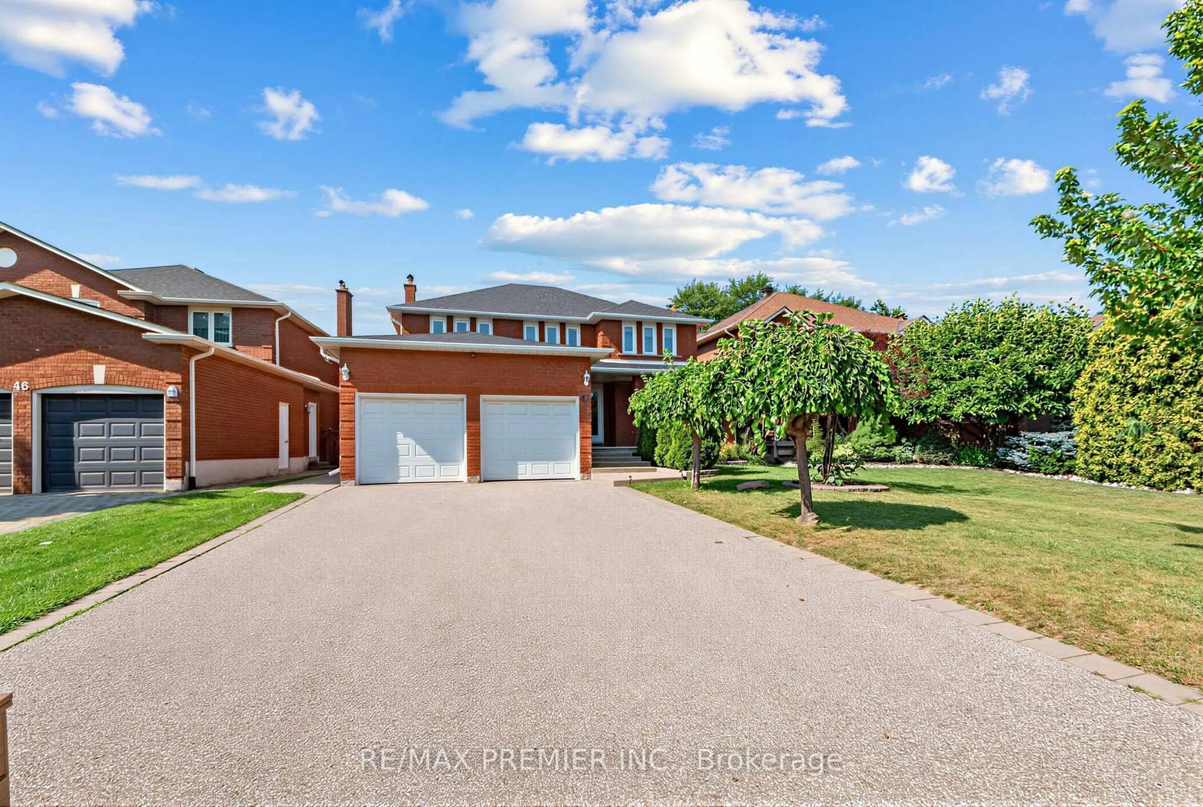 A pic from outside/outdoor area/front of a property/back of a property/a pic from drone, street for 42 Burgosa Crt, Vaughan Ontario L4L 5C3