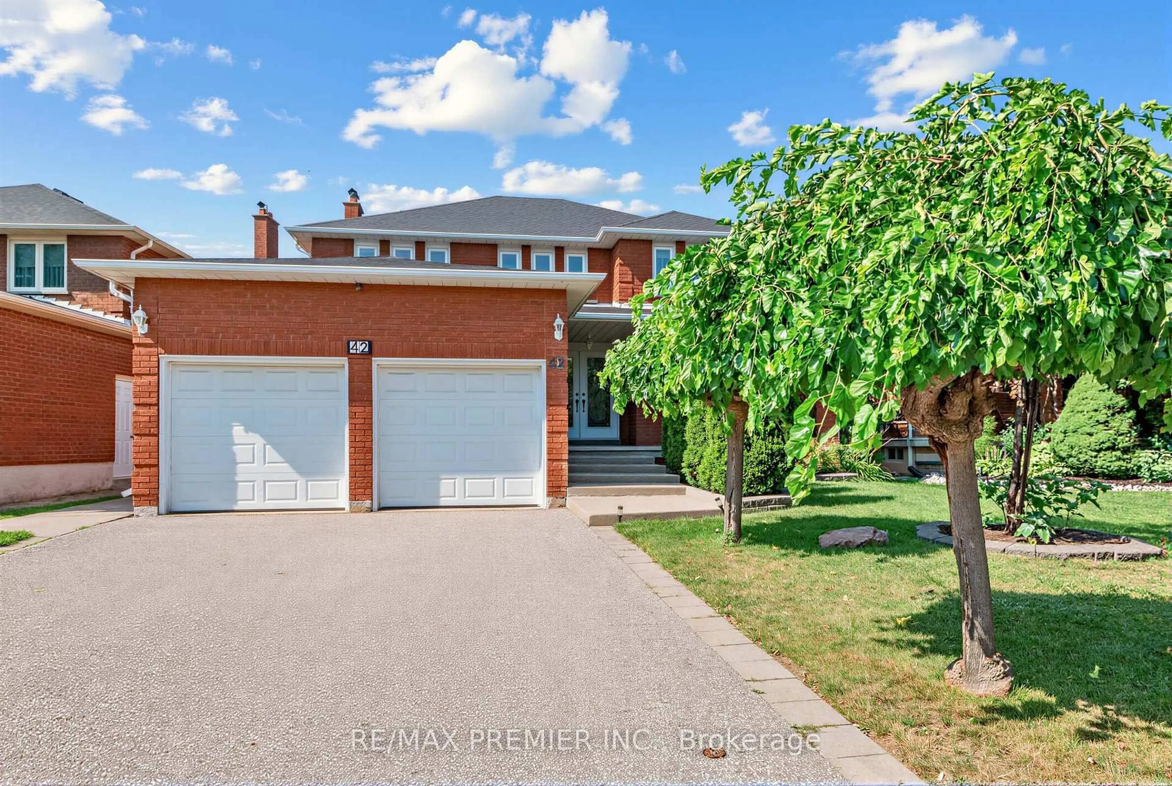 A pic from outside/outdoor area/front of a property/back of a property/a pic from drone, street for 42 Burgosa Crt, Vaughan Ontario L4L 5C3