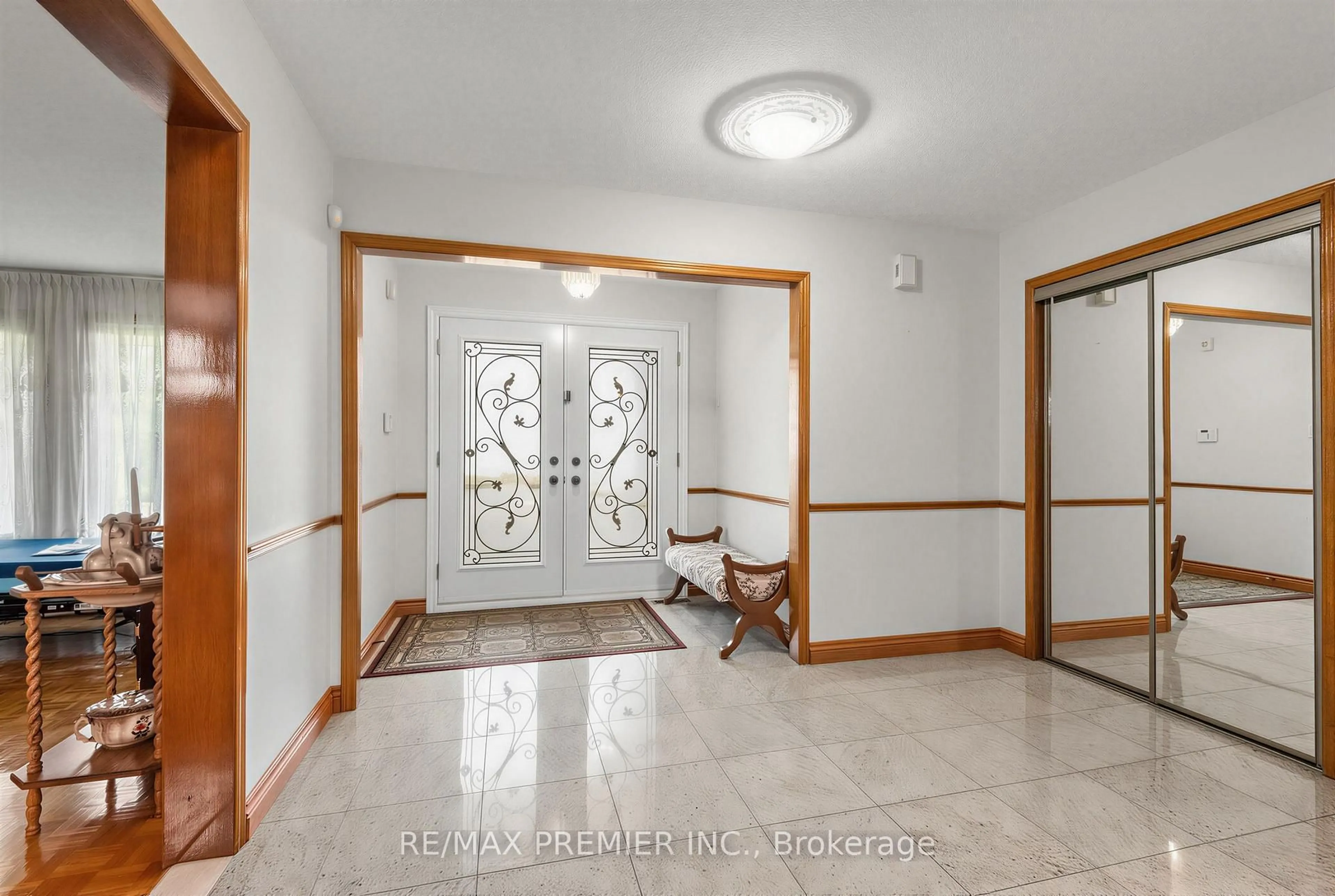 Indoor foyer for 42 Burgosa Crt, Vaughan Ontario L4L 5C3