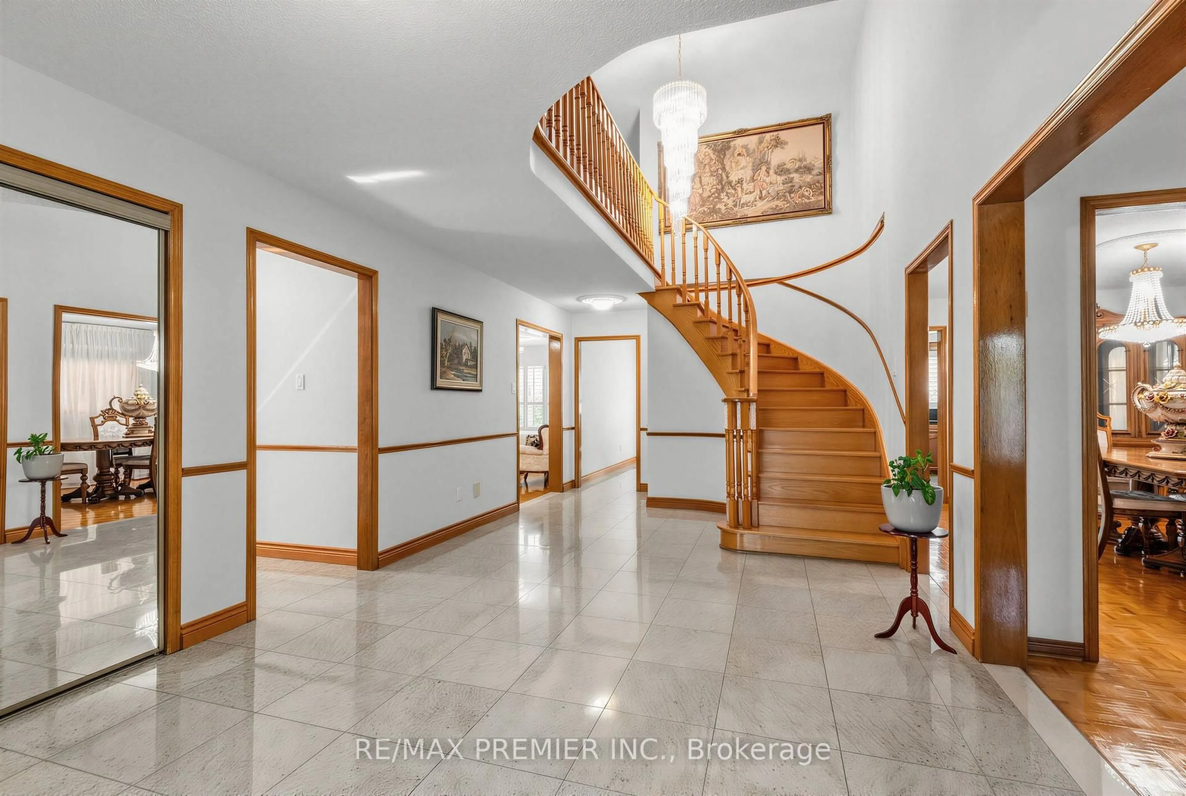 Indoor foyer for 42 Burgosa Crt, Vaughan Ontario L4L 5C3