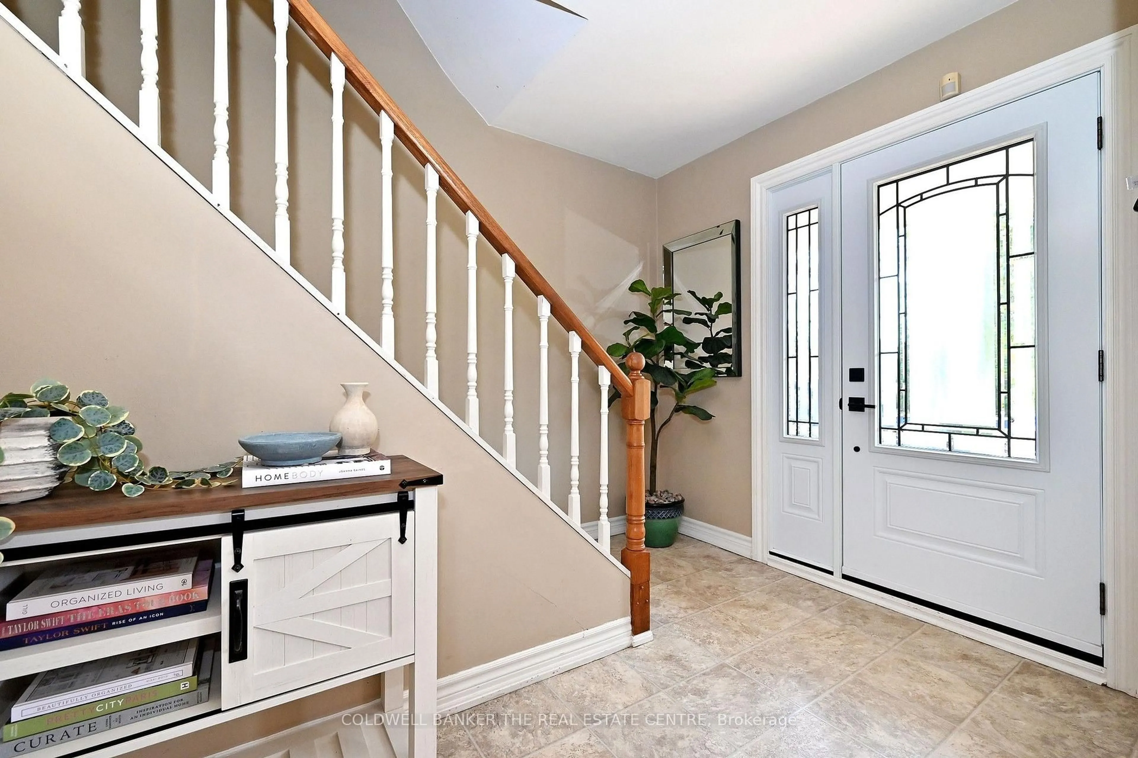 Indoor entryway for 140 Lundy's Lane, Newmarket Ontario L3Y 3S3