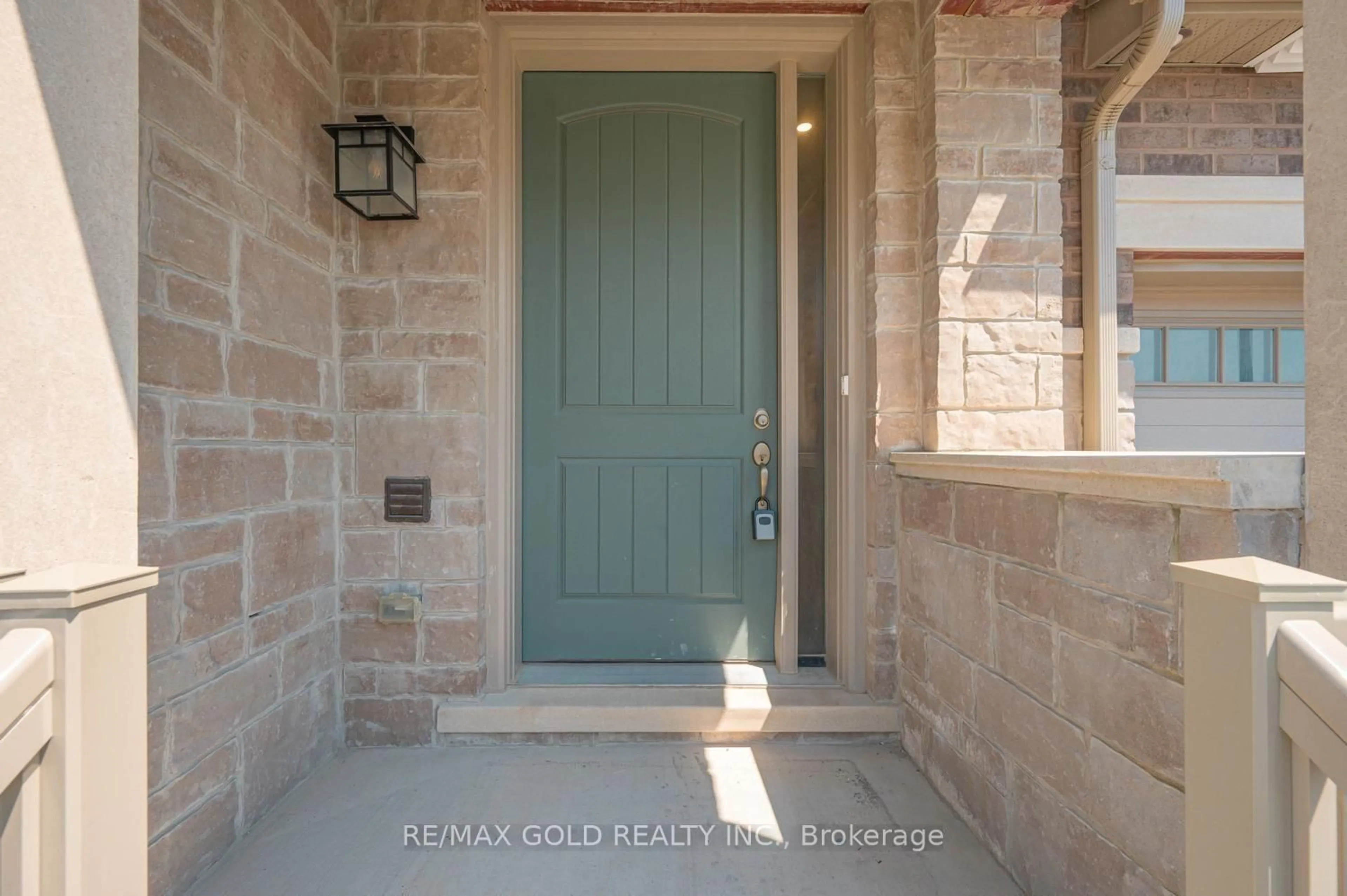 Indoor entryway for 4 Kiernan Cres, New Tecumseth Ontario L9R 0V4