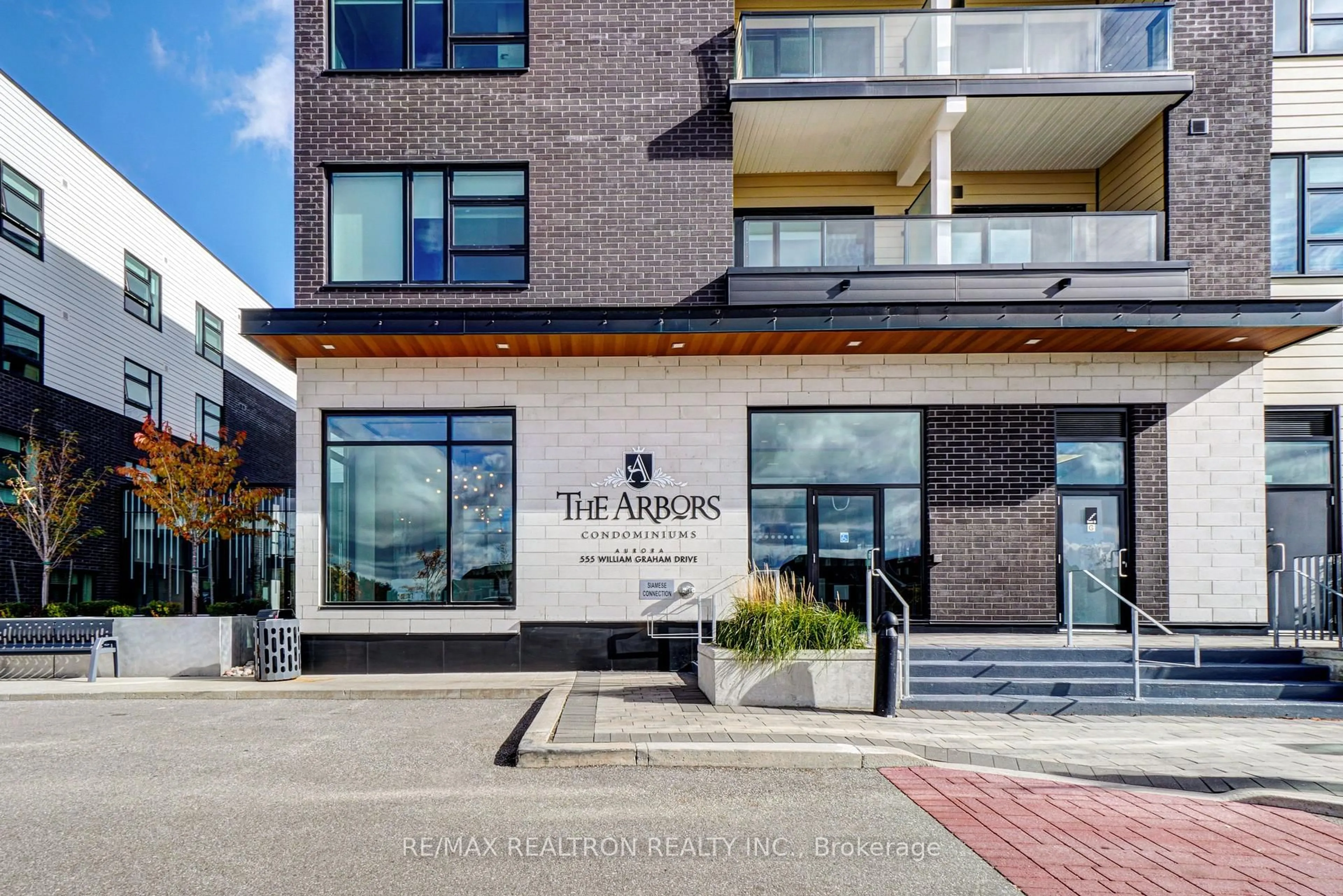Indoor foyer for 555 William Graham Dr #331, Aurora Ontario L4G 3H9
