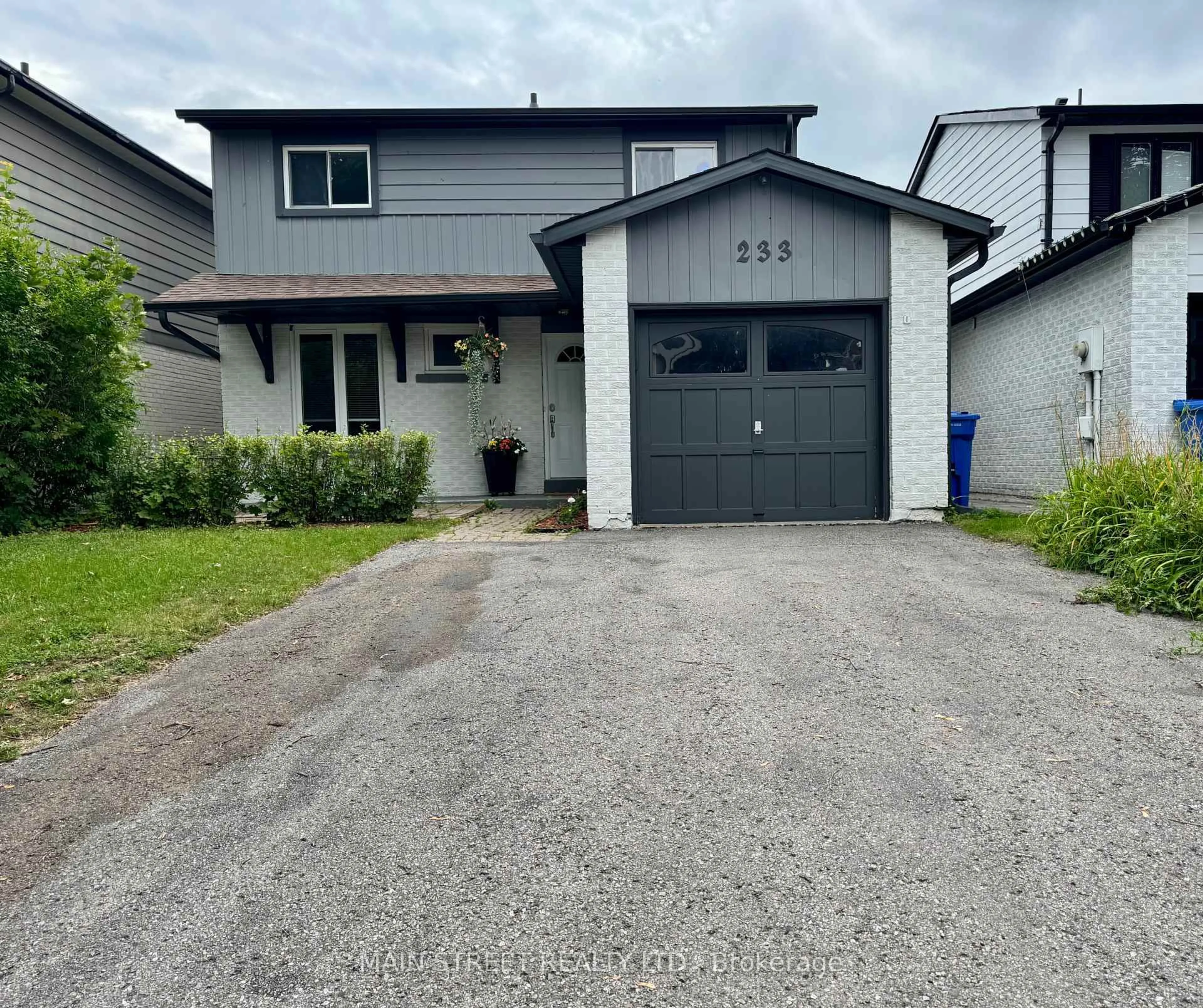 Unknown for 233 Thoms Cres, Newmarket Ontario L3Y 1C9