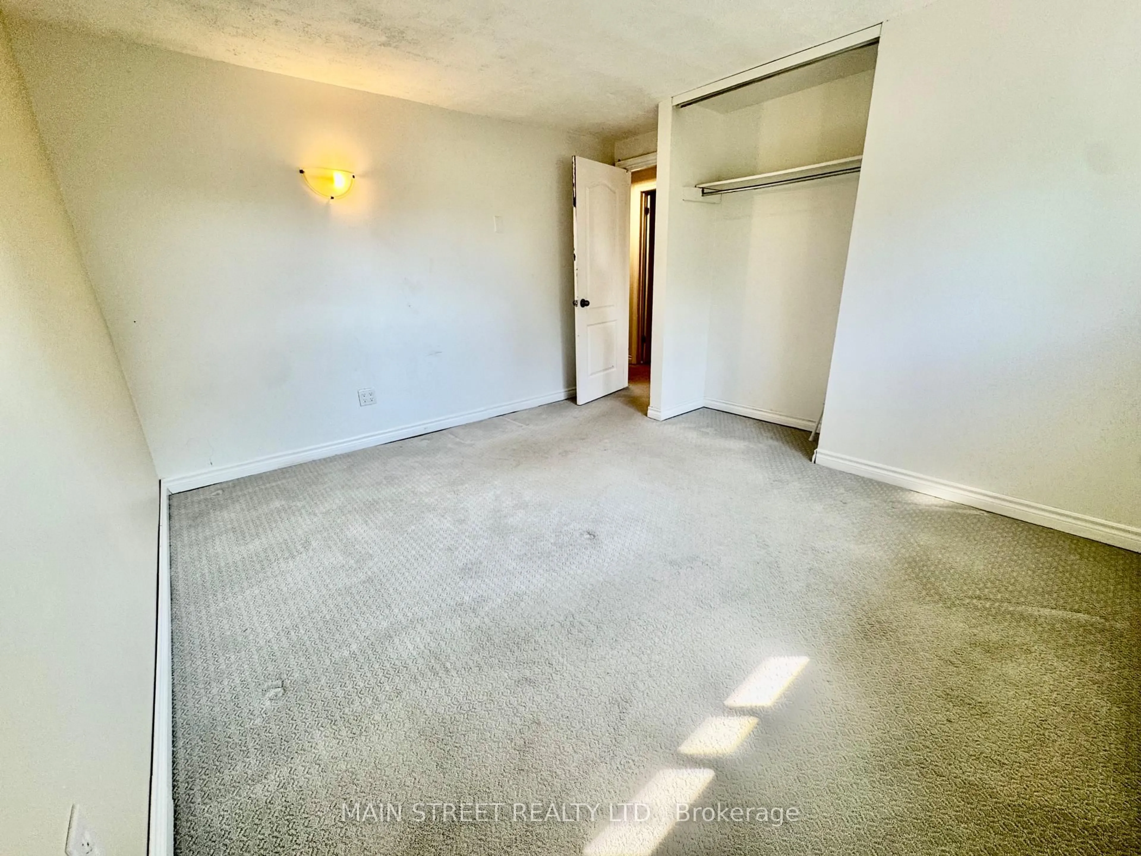 A pic of a room for 233 Thoms Cres, Newmarket Ontario L3Y 1C9
