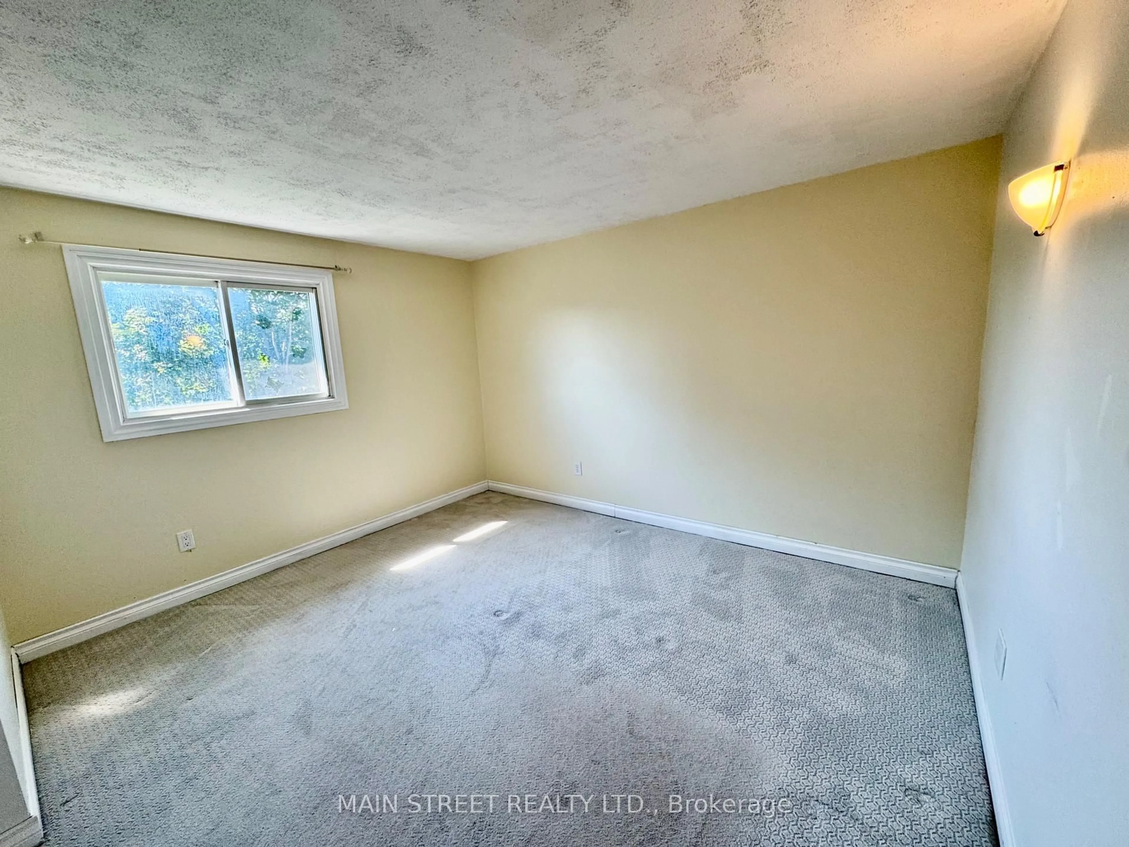 A pic of a room for 233 Thoms Cres, Newmarket Ontario L3Y 1C9