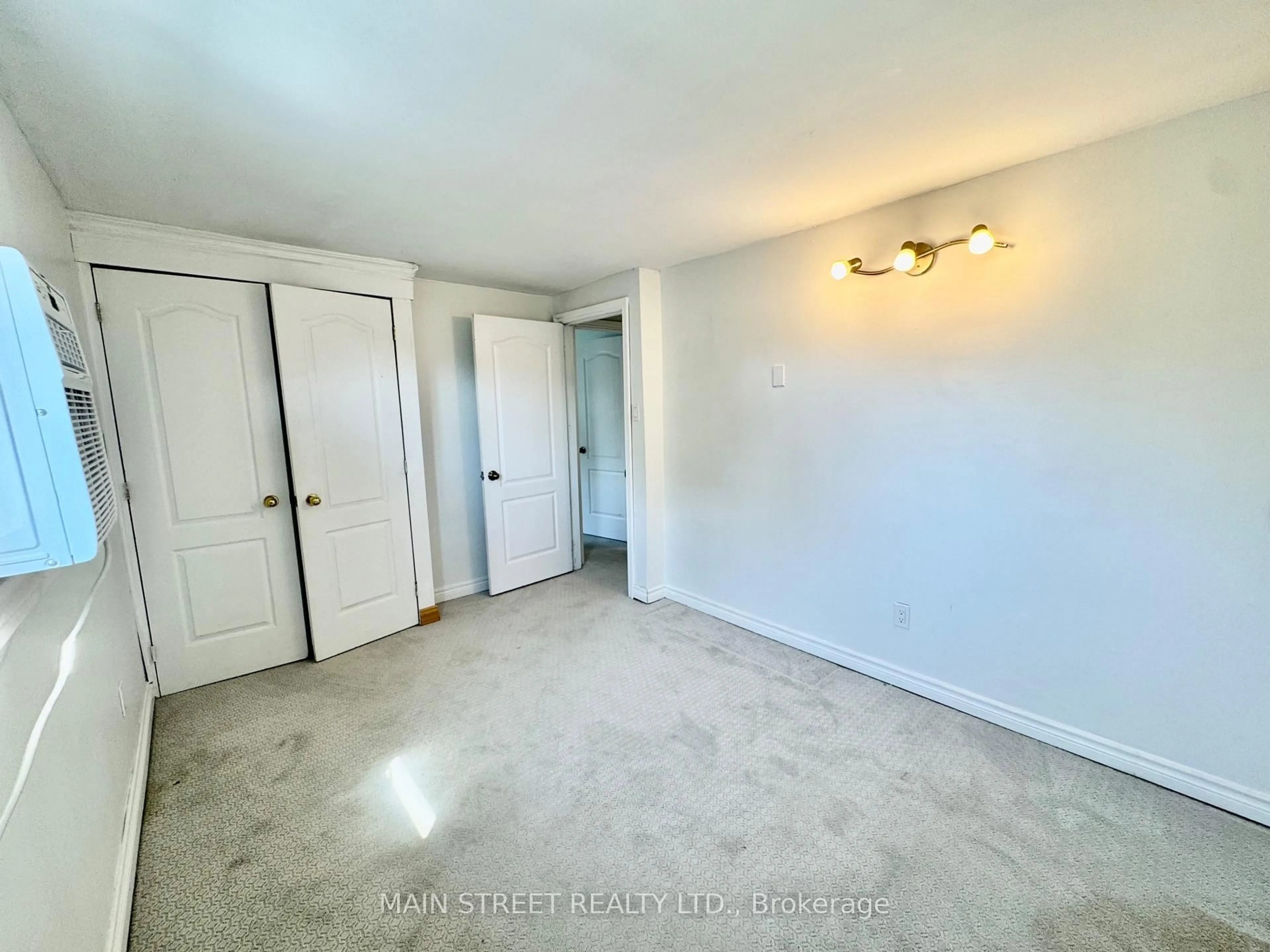 A pic of a room for 233 Thoms Cres, Newmarket Ontario L3Y 1C9