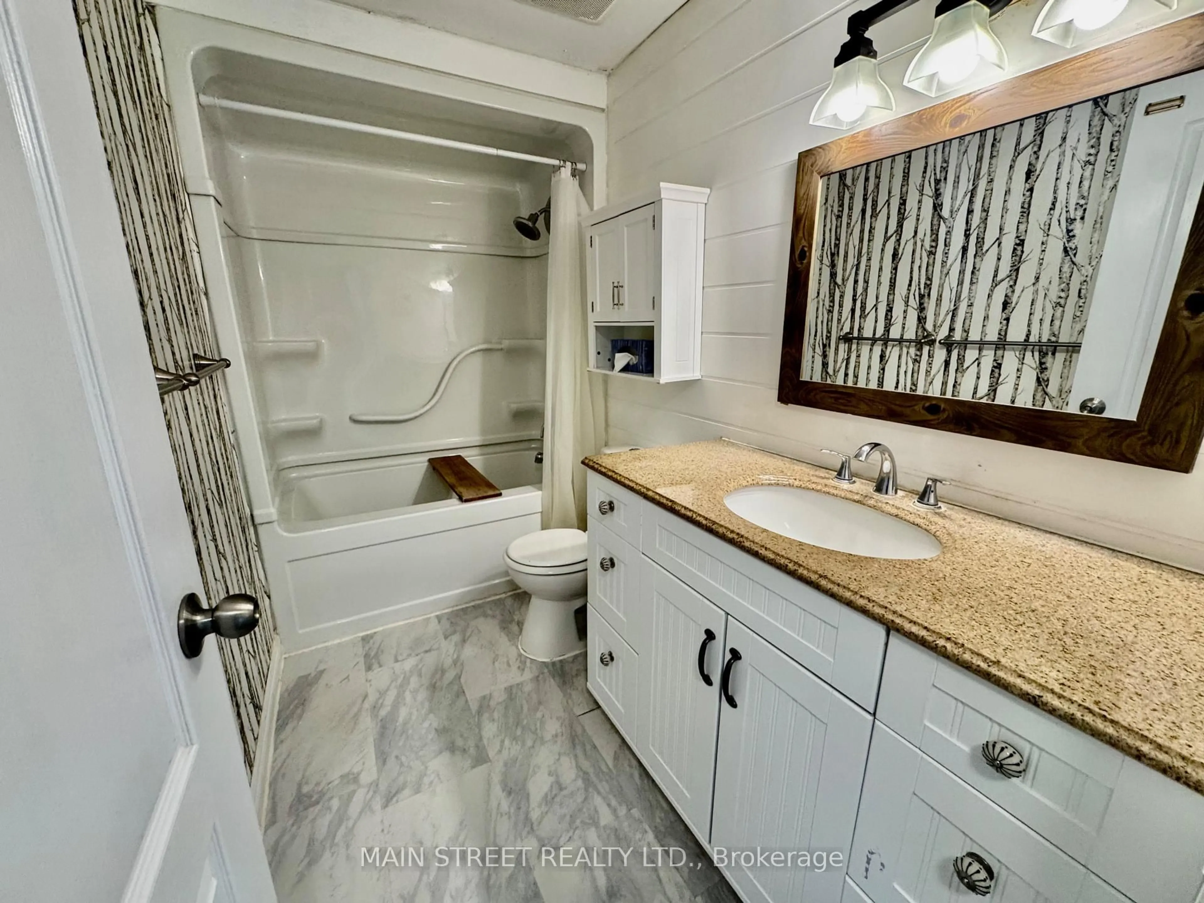 Standard bathroom, ceramic/tile floor for 233 Thoms Cres, Newmarket Ontario L3Y 1C9