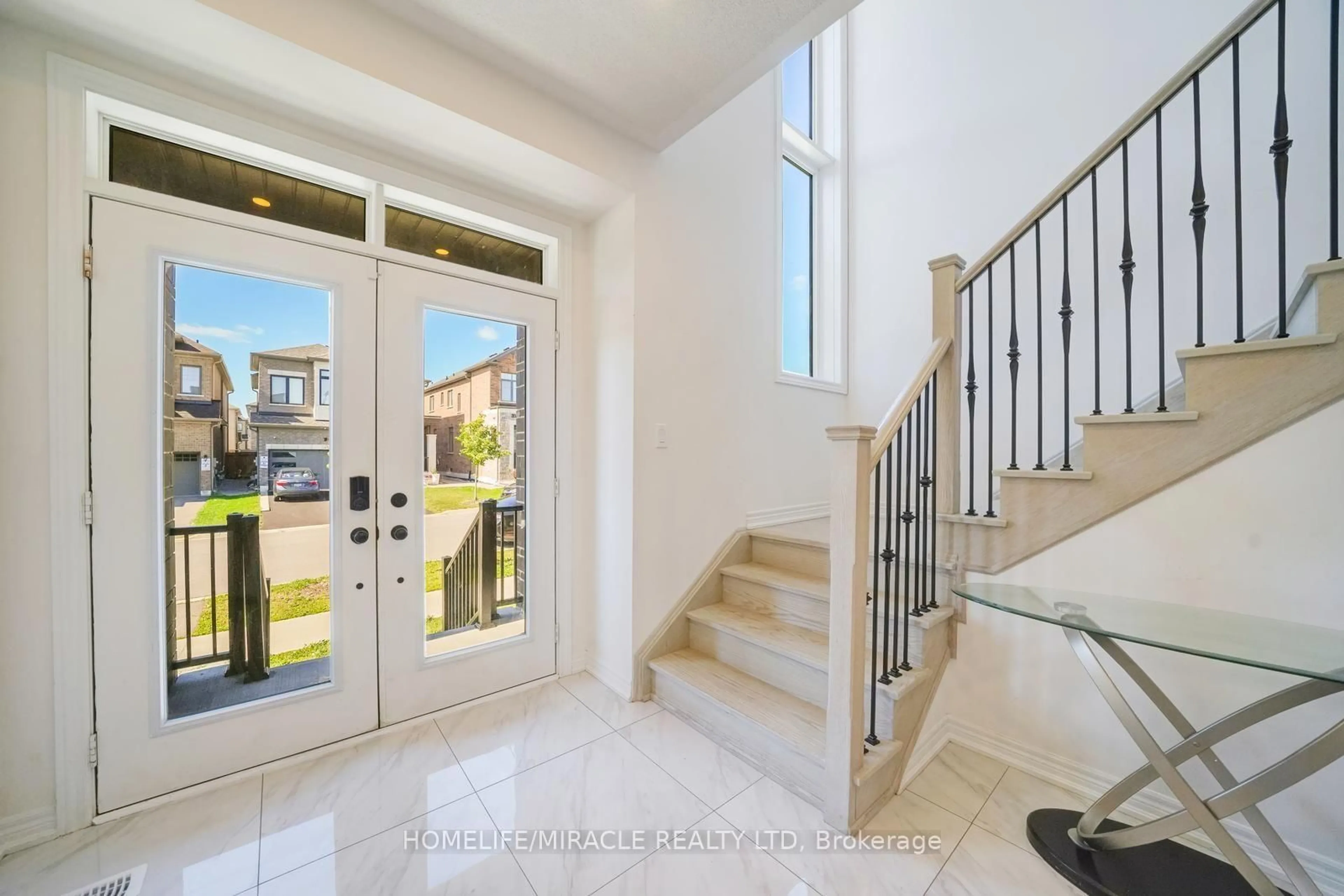 Indoor entryway for 194 Boundary Blvd, Whitchurch-Stouffville Ontario L4A 4W3