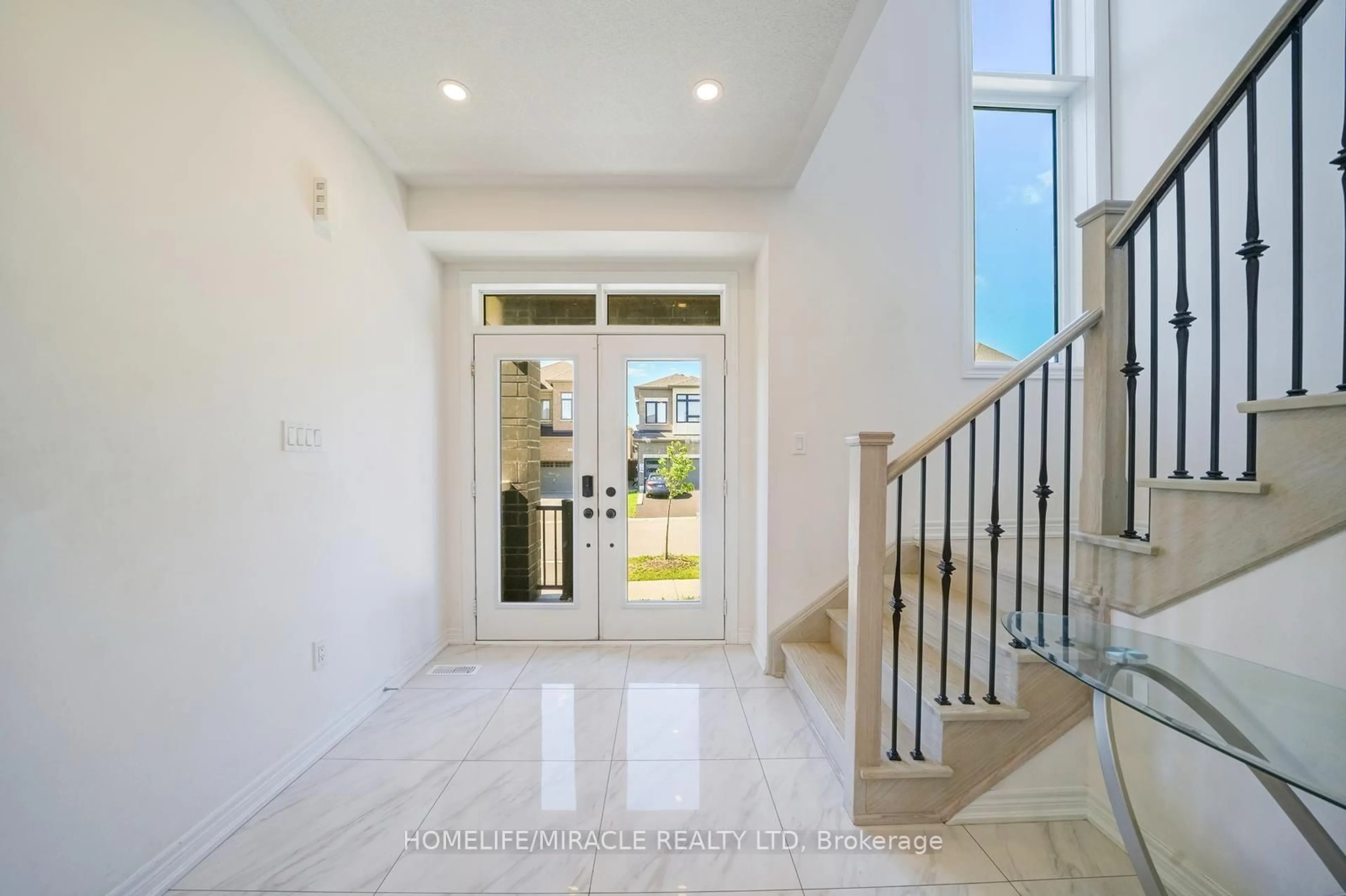 Indoor entryway for 194 Boundary Blvd, Whitchurch-Stouffville Ontario L4A 4W3