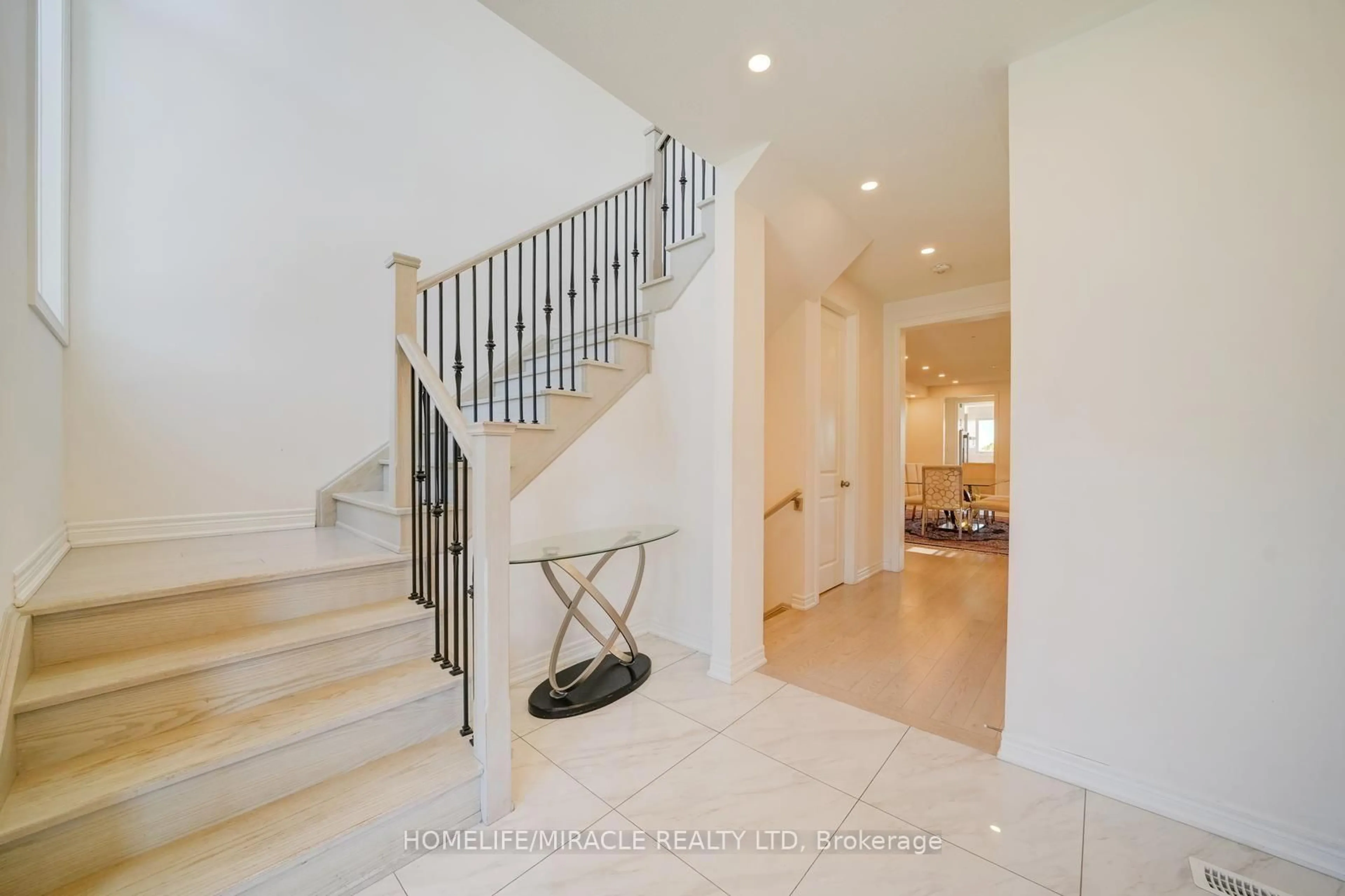 Indoor entryway for 194 Boundary Blvd, Whitchurch-Stouffville Ontario L4A 4W3