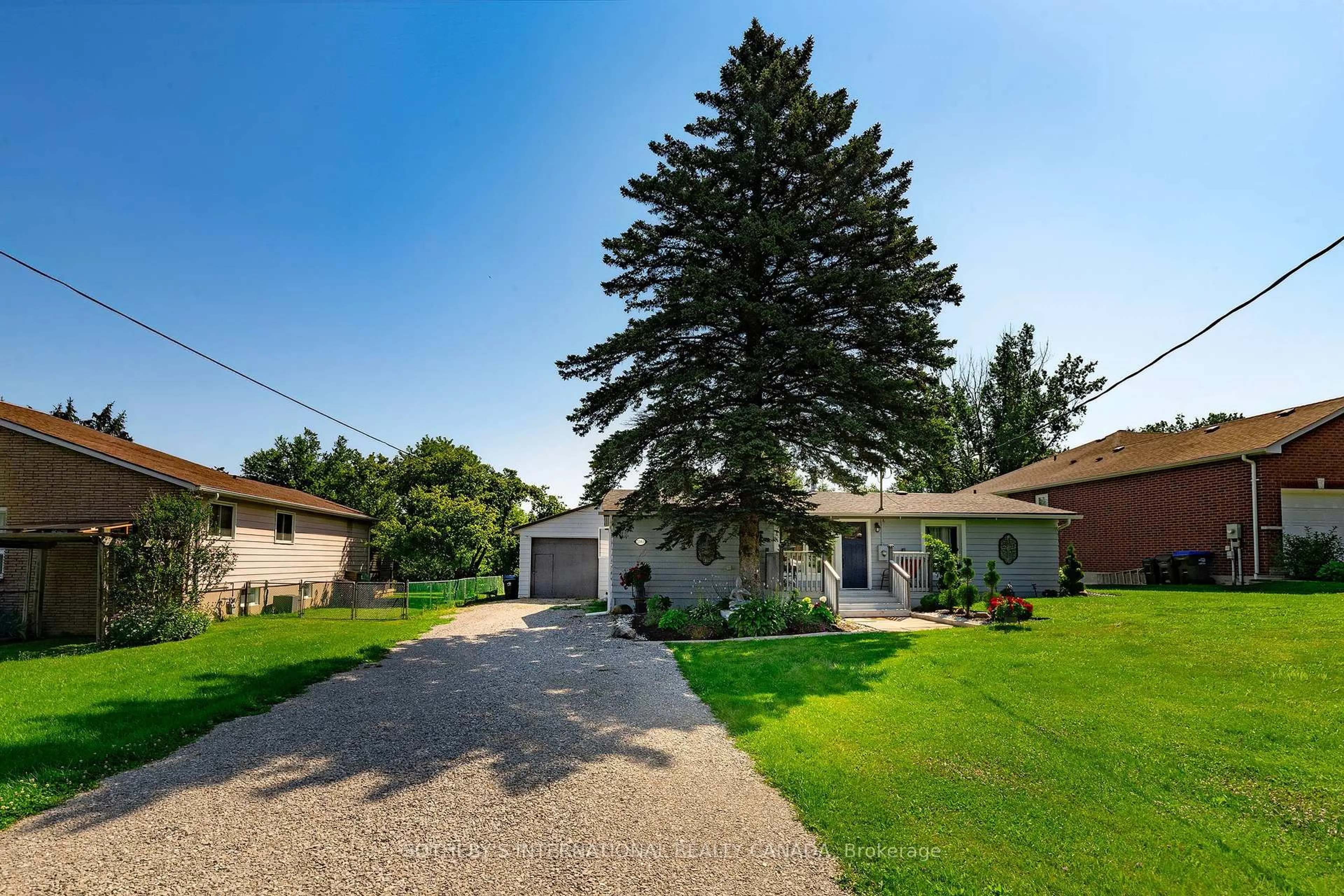 A pic from outside/outdoor area/front of a property/back of a property/a pic from drone, street for 2063 Lea Rd, Innisfil Ontario L9S 1T3