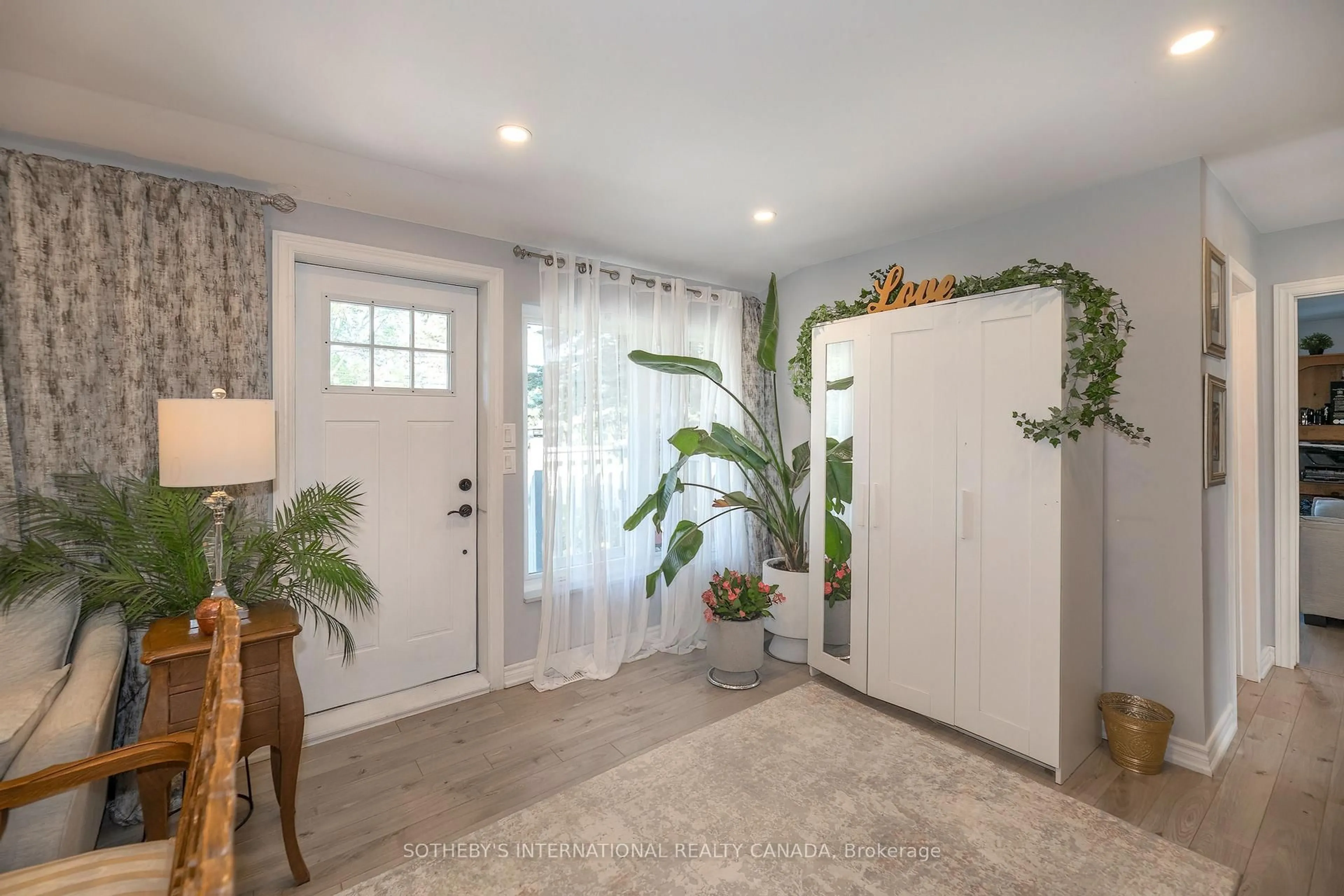 Indoor entryway for 2063 Lea Rd, Innisfil Ontario L9S 1T3