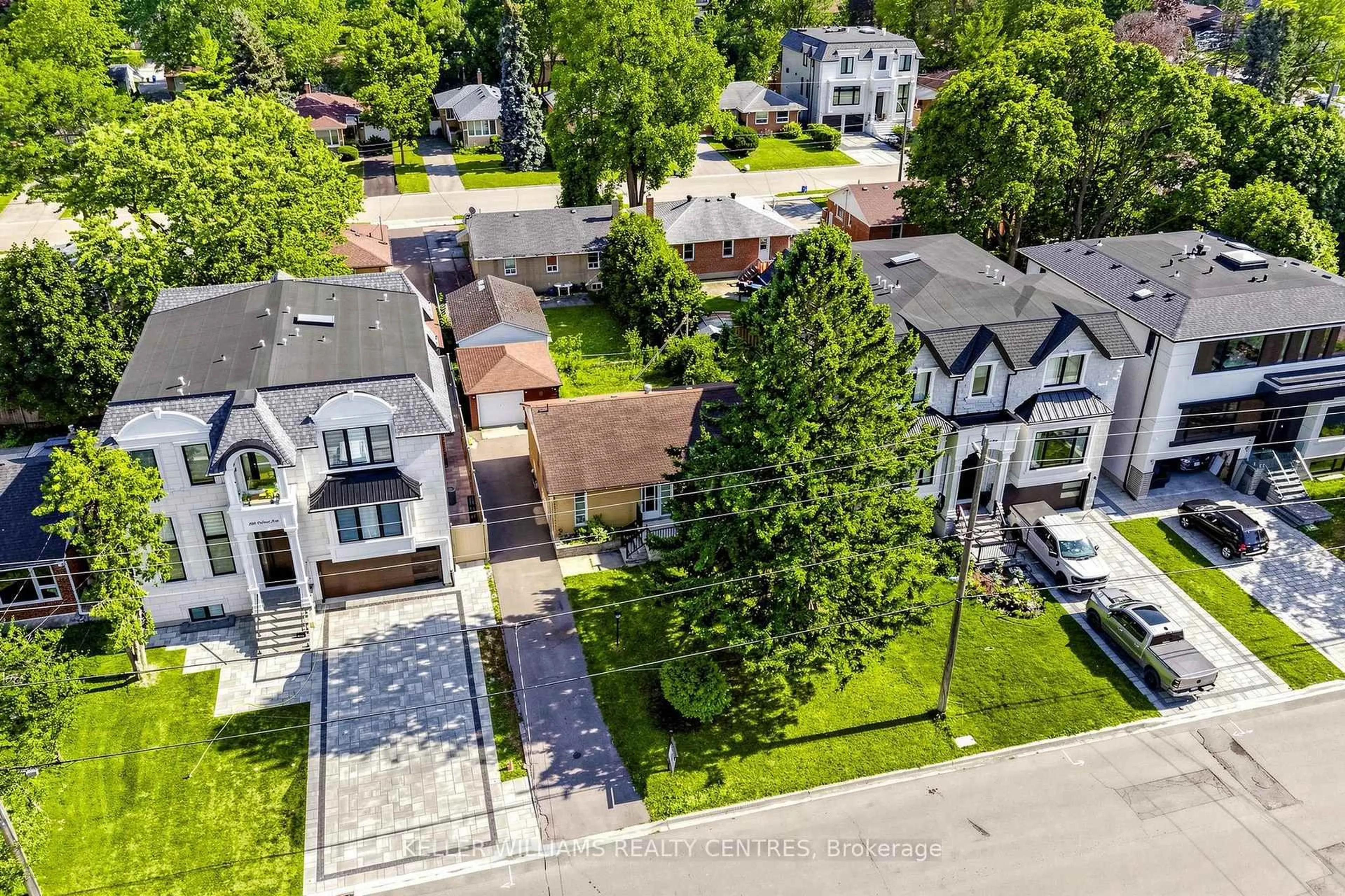 A pic from outside/outdoor area/front of a property/back of a property/a pic from drone, street for 302 Palmer Ave, Richmond Hill Ontario L4C 1P3