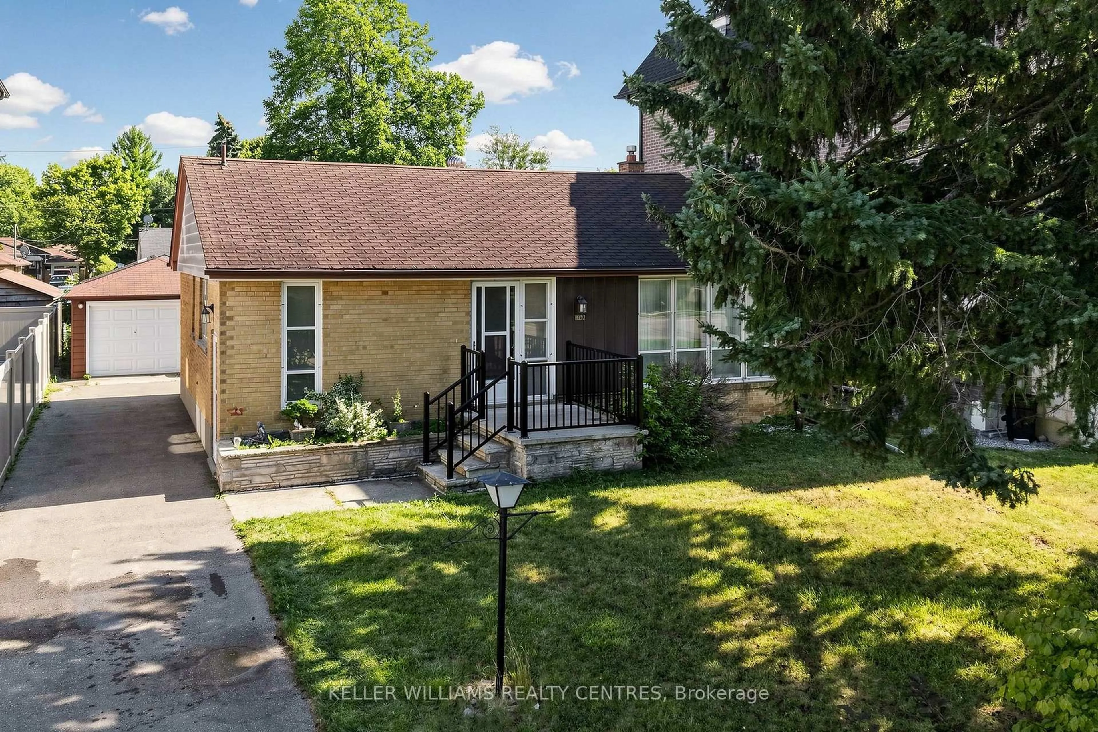 A pic from outside/outdoor area/front of a property/back of a property/a pic from drone, street for 302 Palmer Ave, Richmond Hill Ontario L4C 1P3