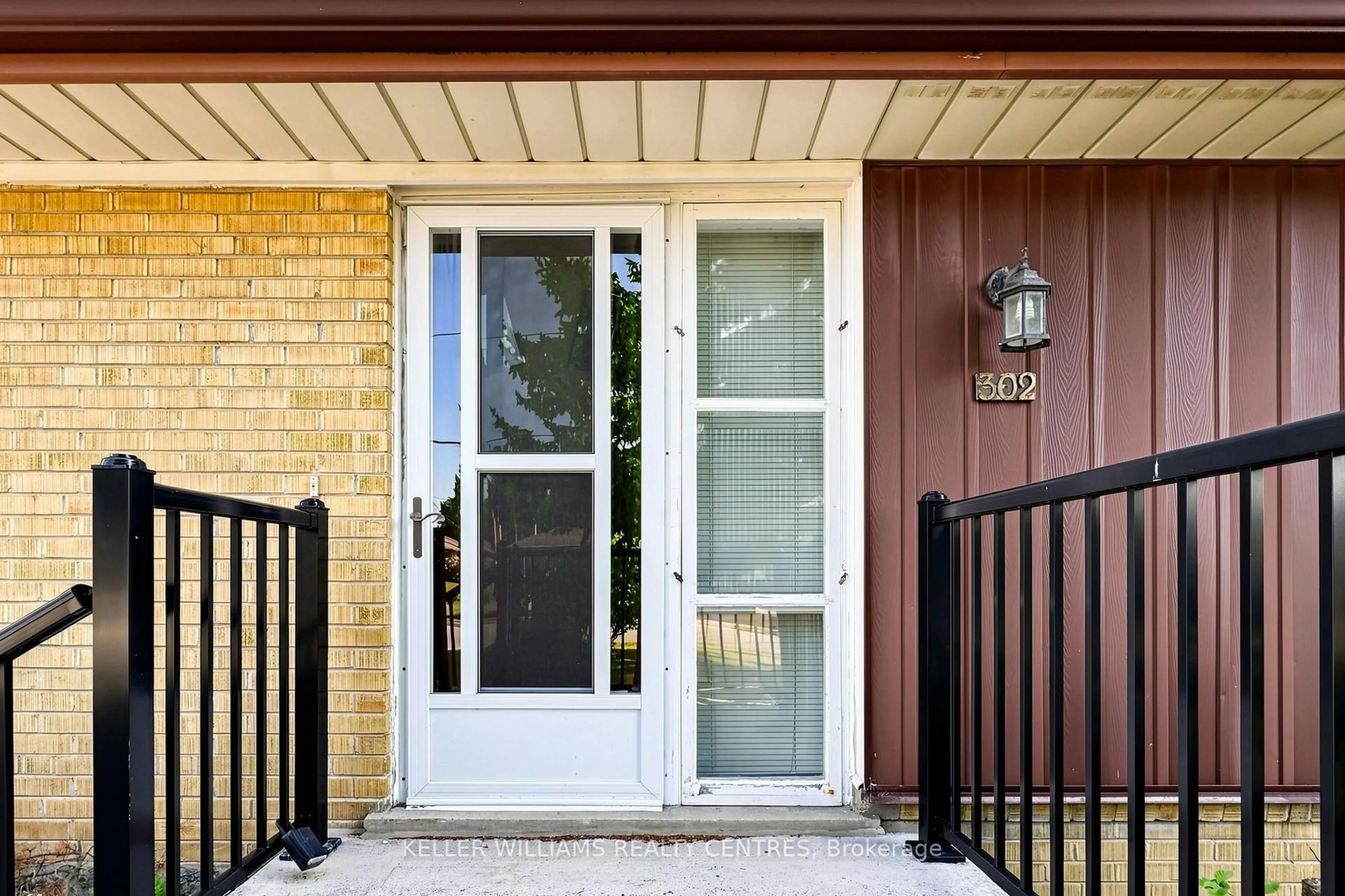 Indoor entryway for 302 Palmer Ave, Richmond Hill Ontario L4C 1P3