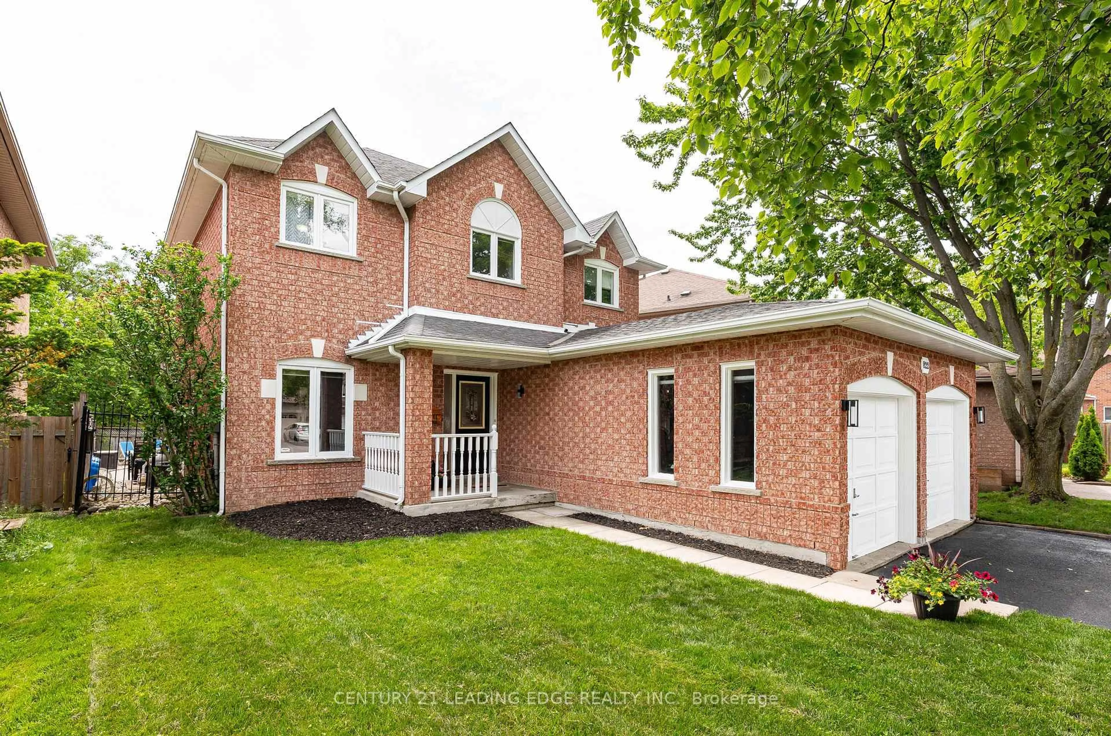 Home with brick exterior material, street for 822 Surin Crt, Newmarket Ontario L3Y 8R4