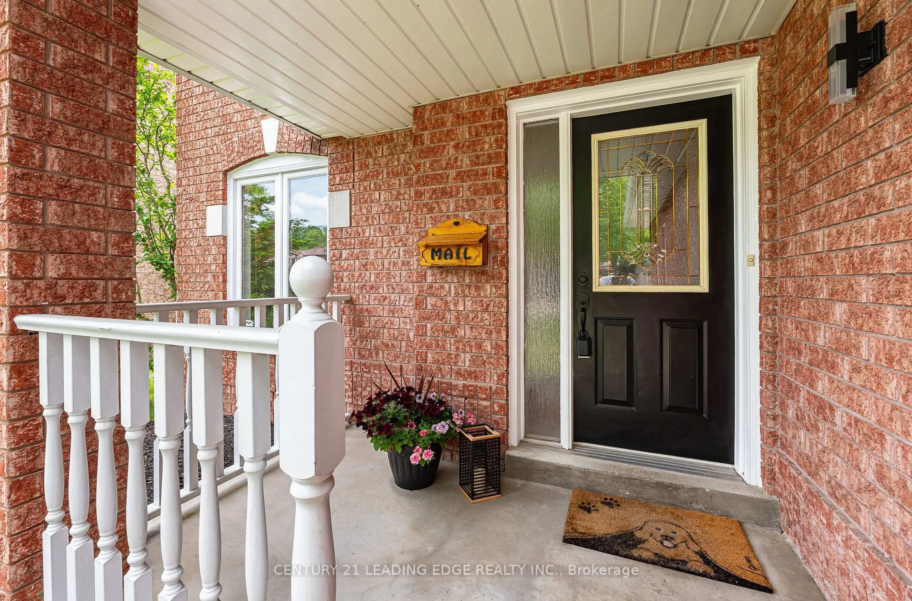 Indoor entryway for 822 Surin Crt, Newmarket Ontario L3Y 8R4