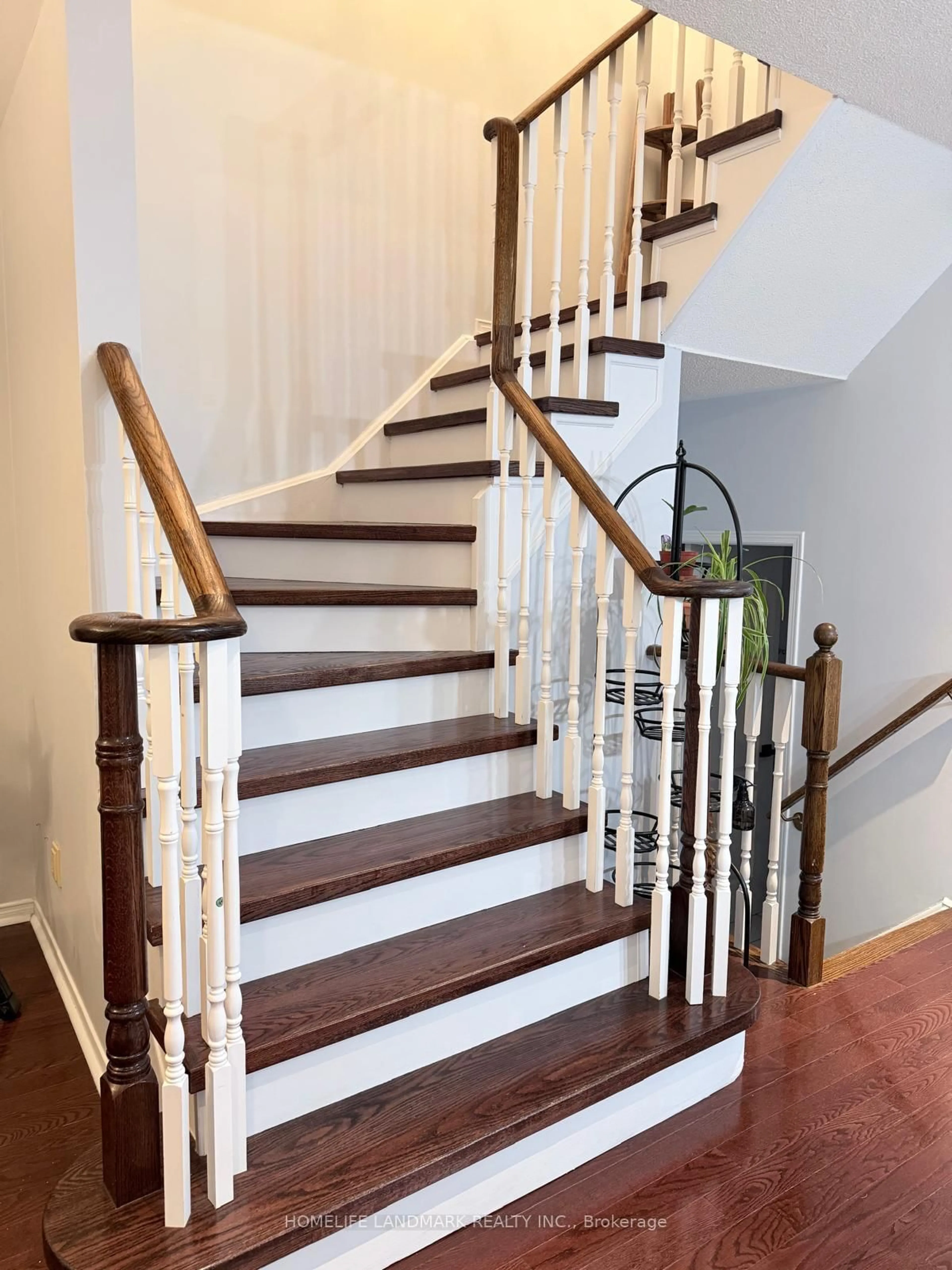 Stairs for 434 Heddle Cres, Newmarket Ontario L3X 2J2