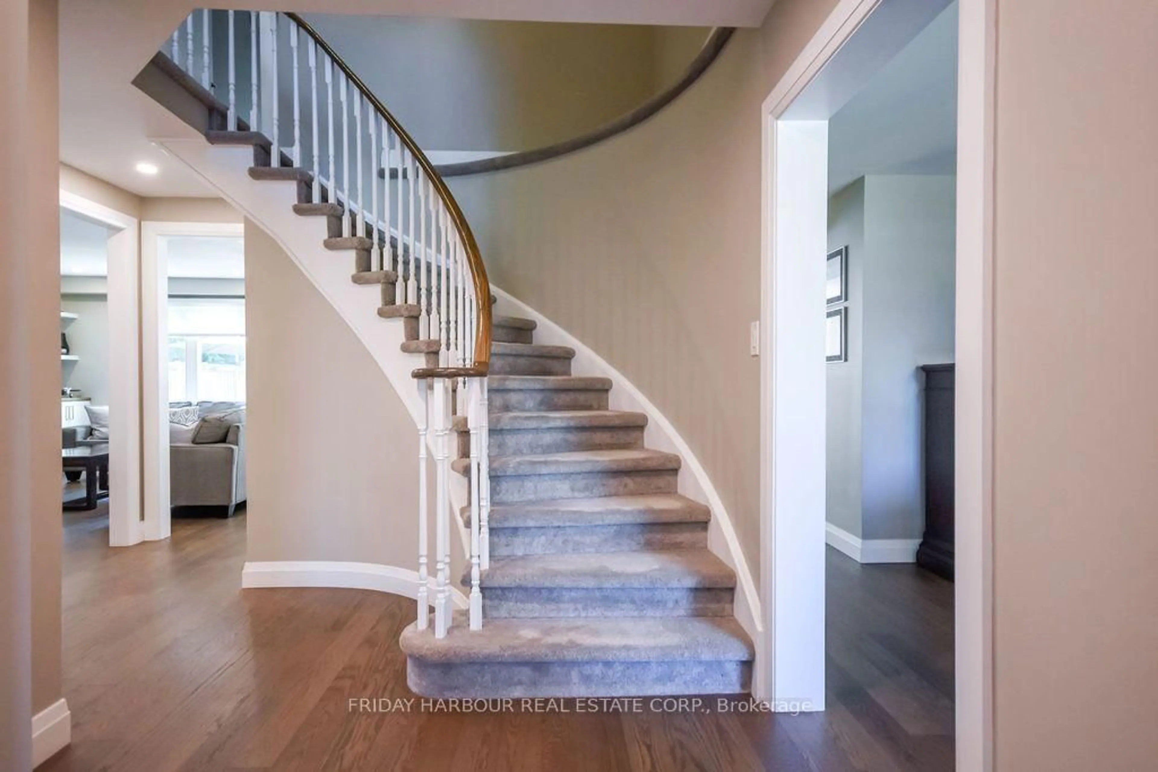 Stairs for 102 Colony Trail Blvd, East Gwillimbury Ontario L9N 1E3