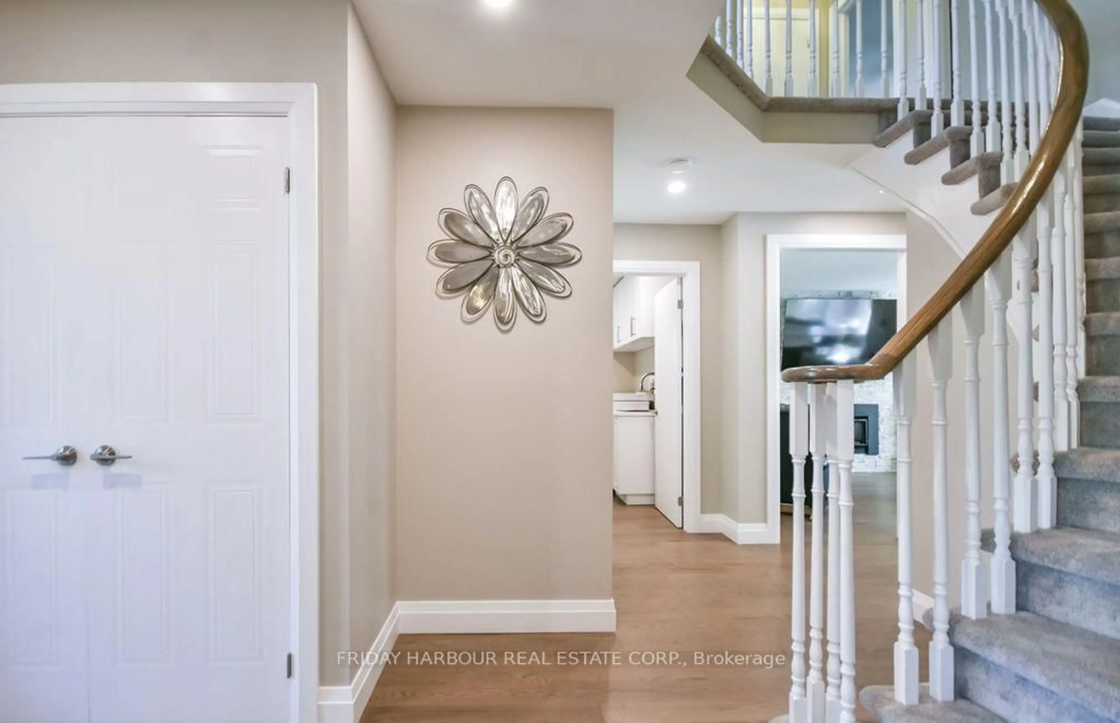 Indoor entryway for 102 Colony Trail Blvd, East Gwillimbury Ontario L9N 1E3