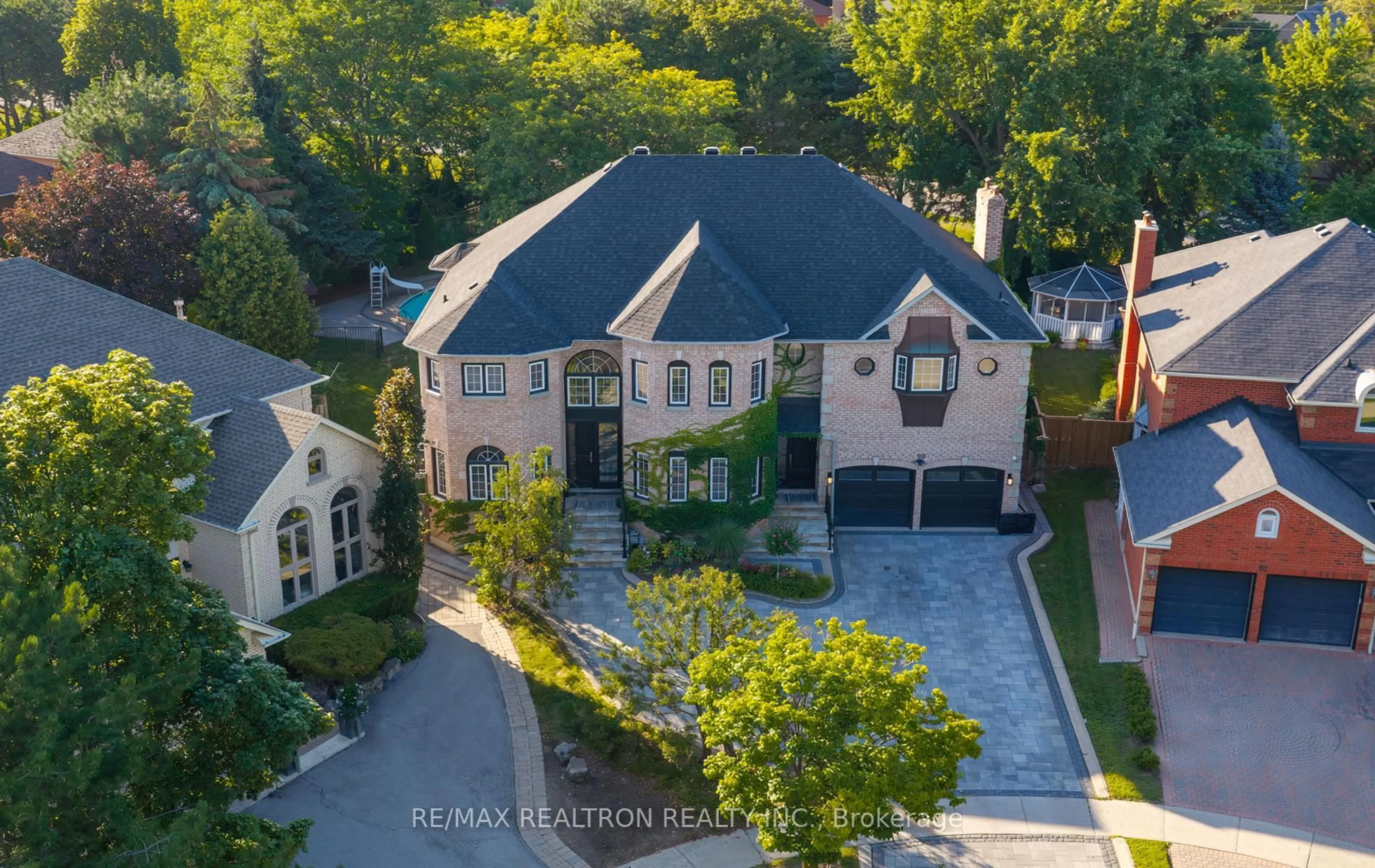 A pic from outside/outdoor area/front of a property/back of a property/a pic from drone, street for 96 Markwood Lane, Vaughan Ontario L4J 7K7