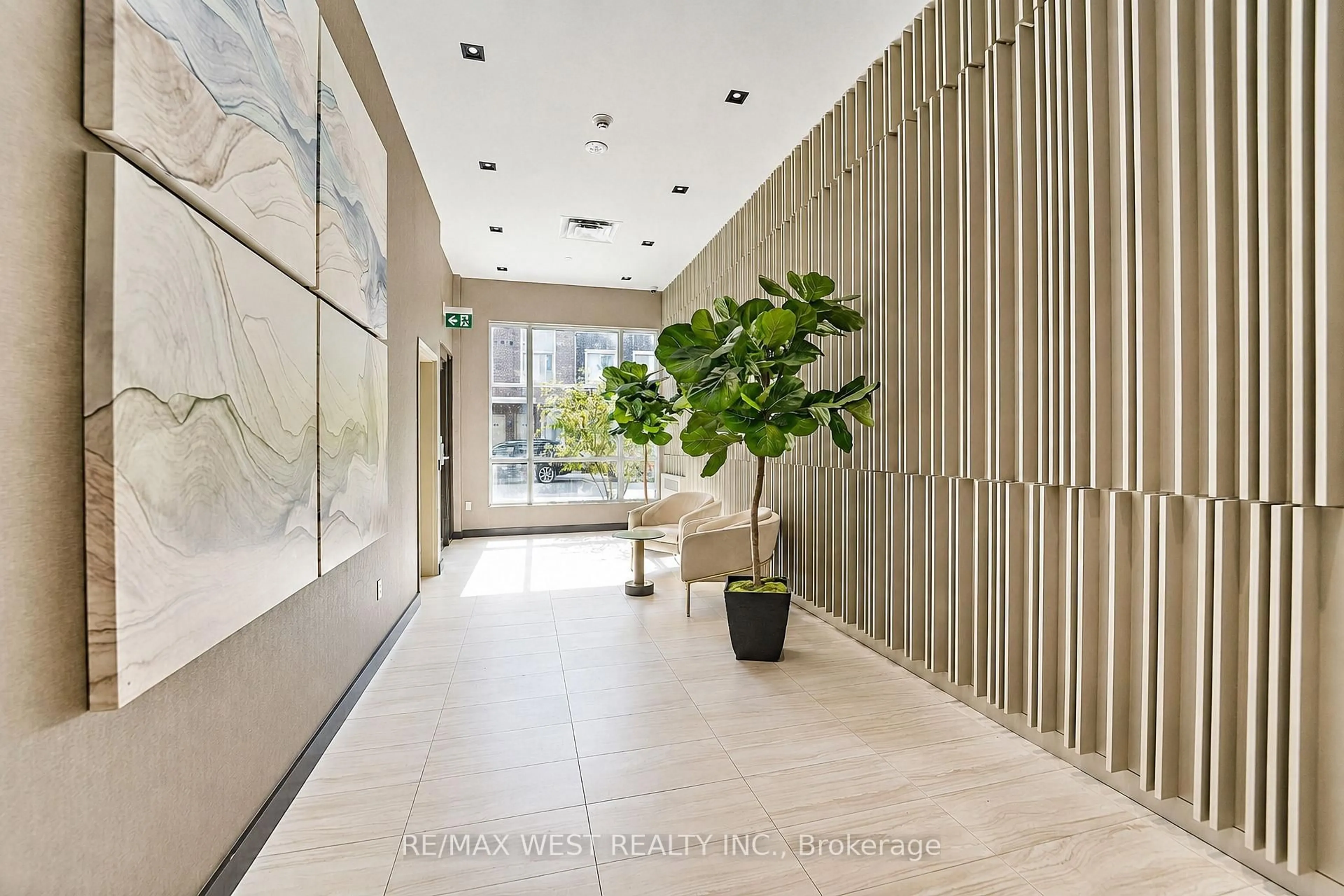 Indoor foyer for 60 Honeycrisp Cres #311, Vaughan Ontario L4K 0N5