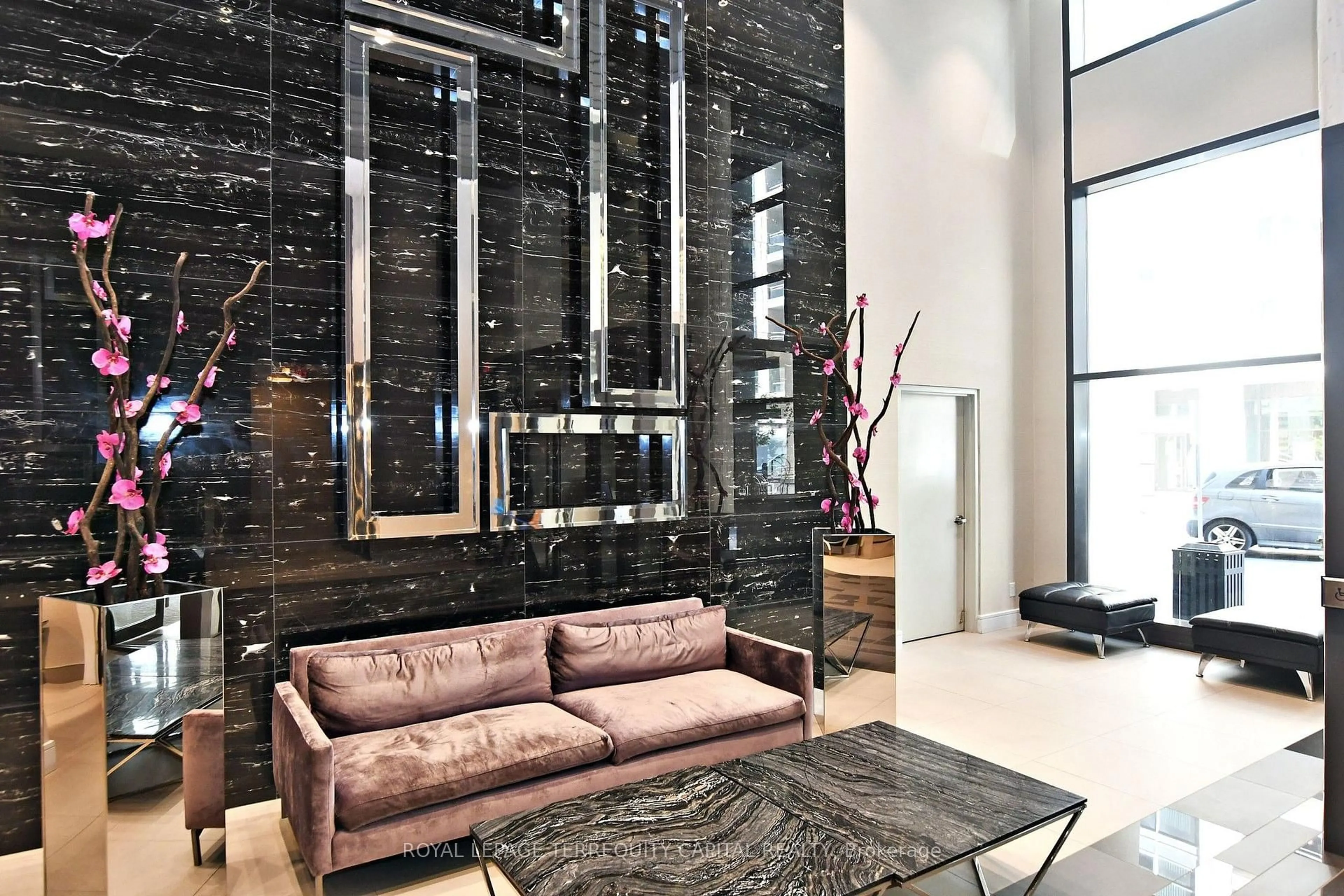 Lobby for 9199 Yonge St #Se-306, Richmond Hill Ontario L4C 1H7