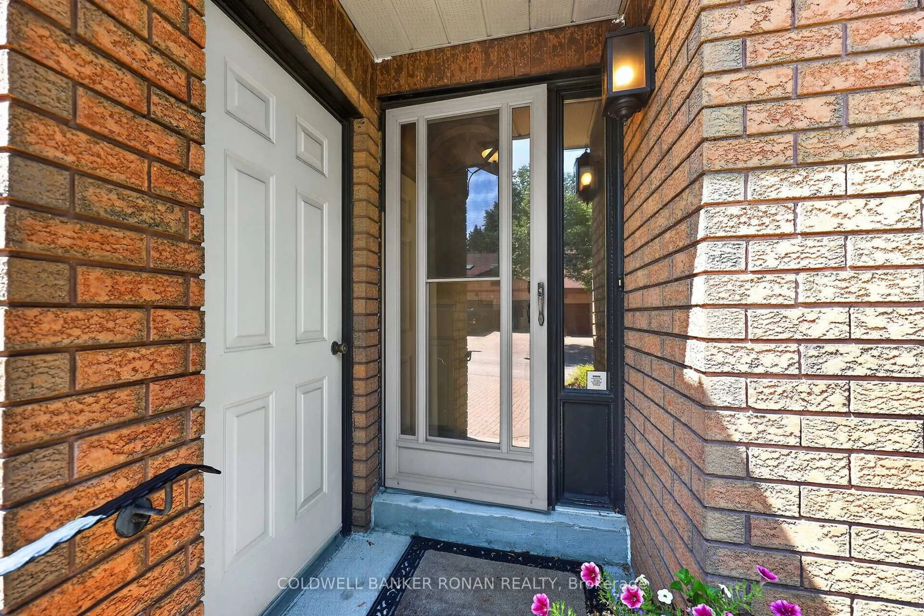Indoor entryway for 101 Green Briar Rd #11, New Tecumseth Ontario L9R 1S3