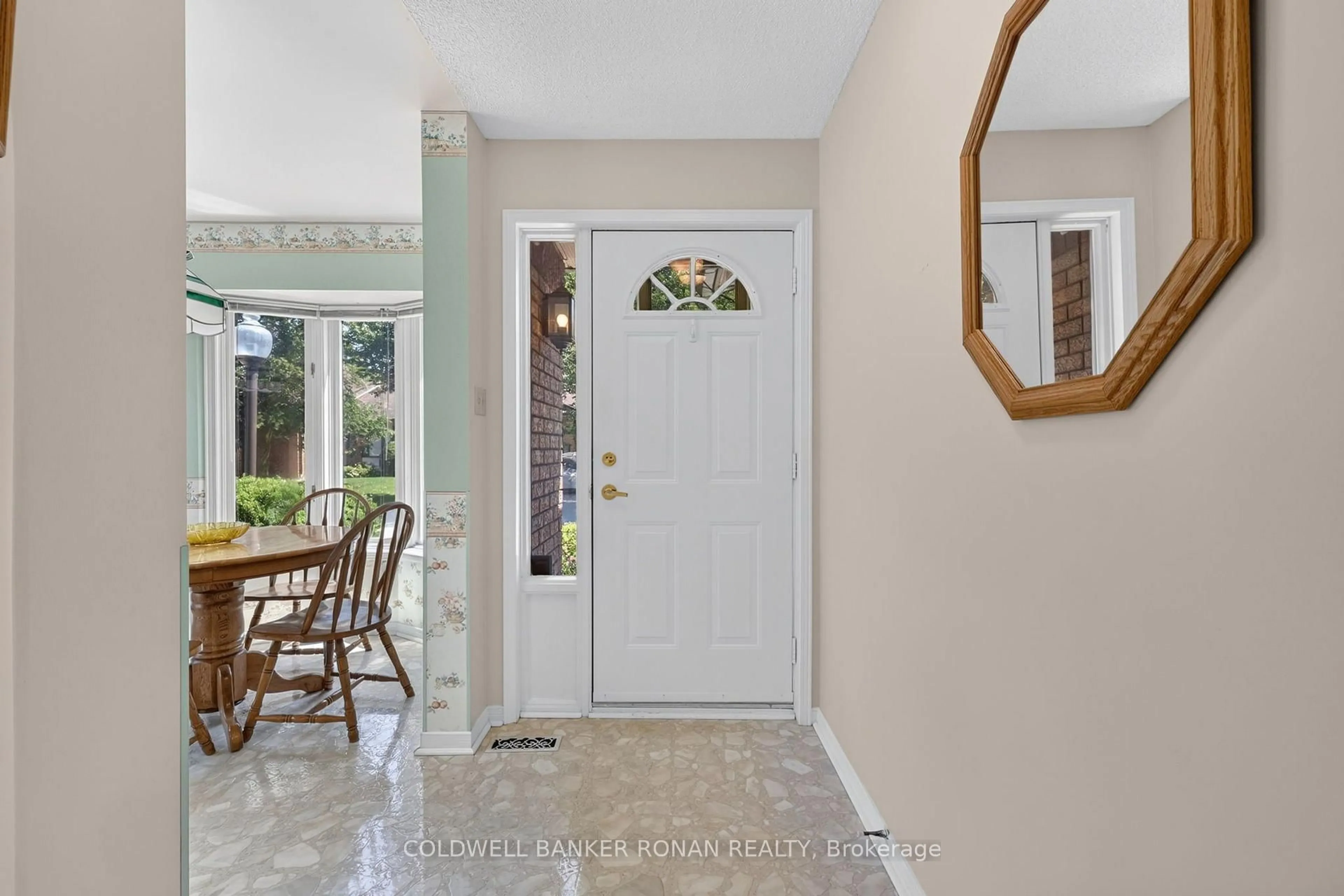 Indoor entryway for 101 Green Briar Rd #11, New Tecumseth Ontario L9R 1S3
