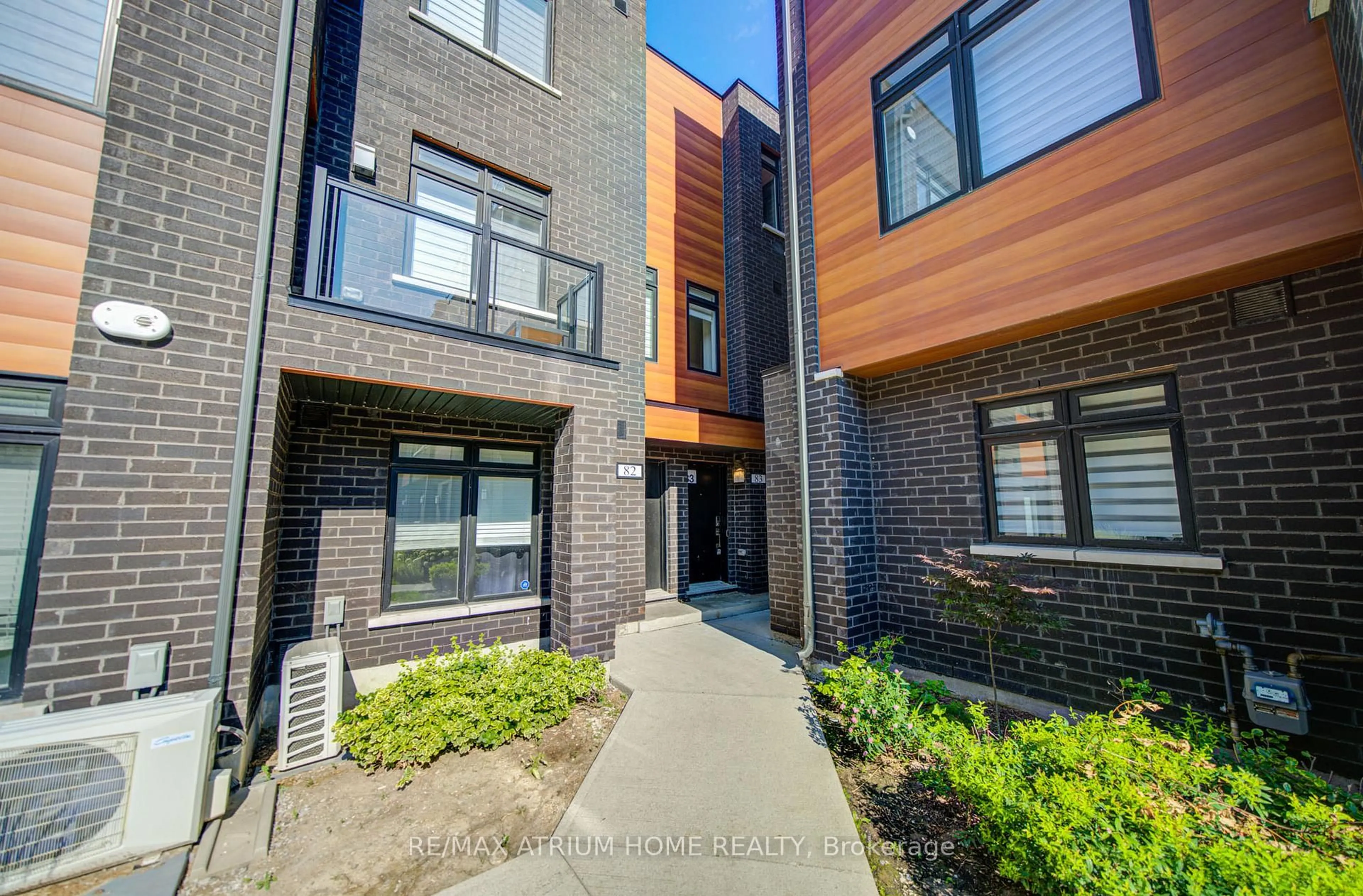 A pic from outside/outdoor area/front of a property/back of a property/a pic from drone, street for 370 Red Maple Rd #83, Richmond Hill Ontario L4C 5T4