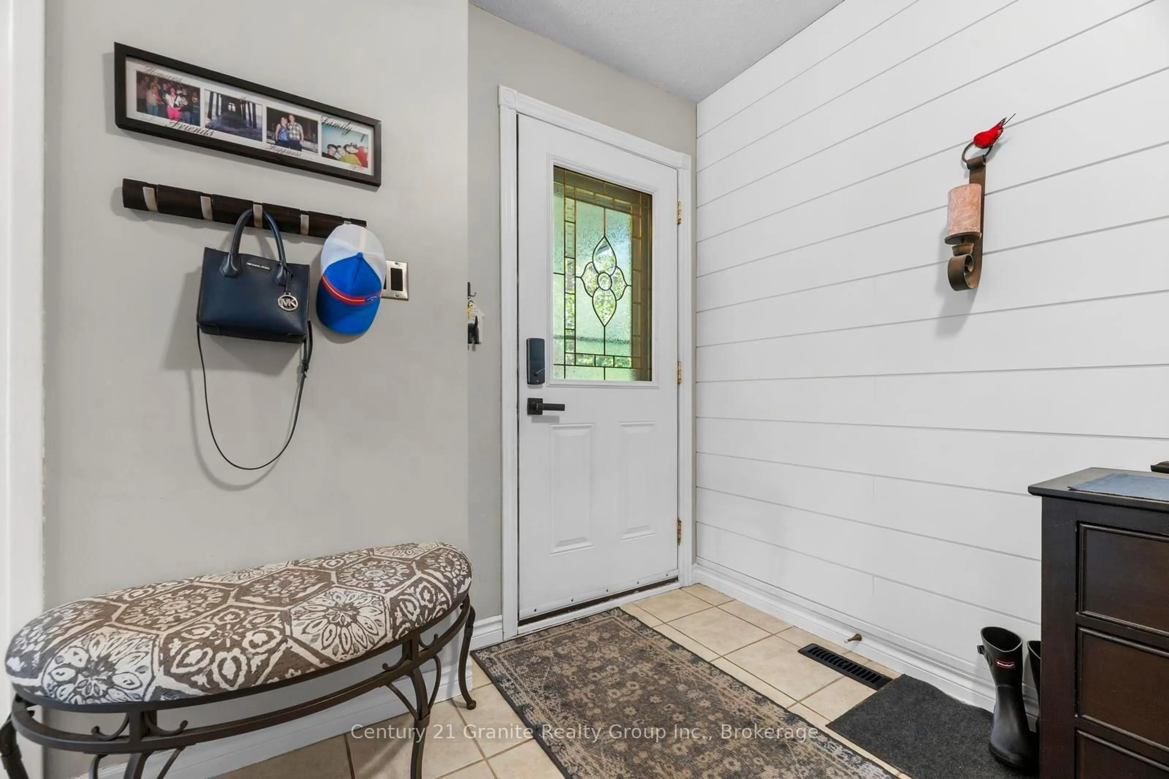 Indoor entryway for 25 Greenwood Rd, Whitchurch-Stouffville Ontario L4A 5E8