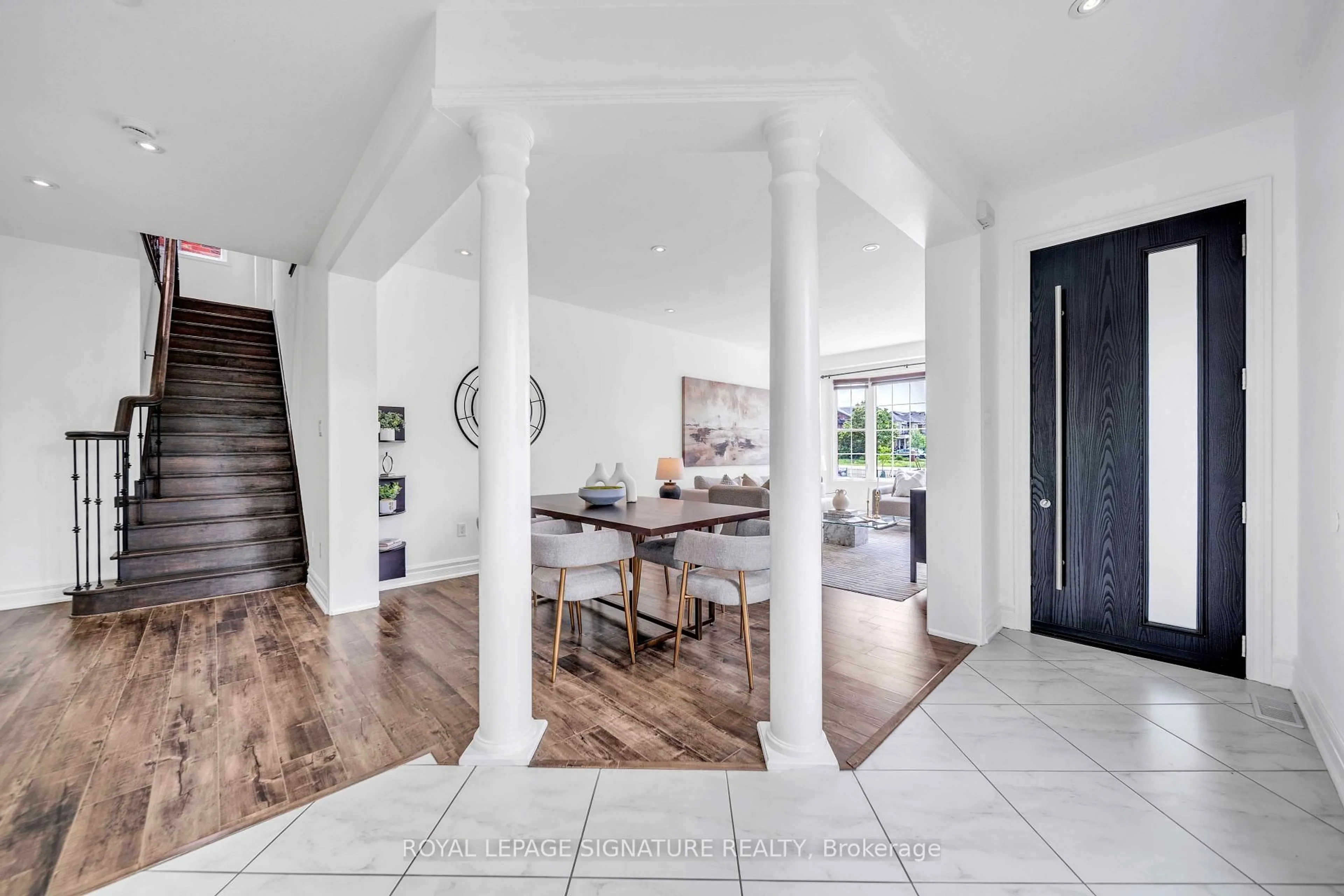 Indoor foyer for 81 Bulmer Cres, Newmarket Ontario L3X 3K1