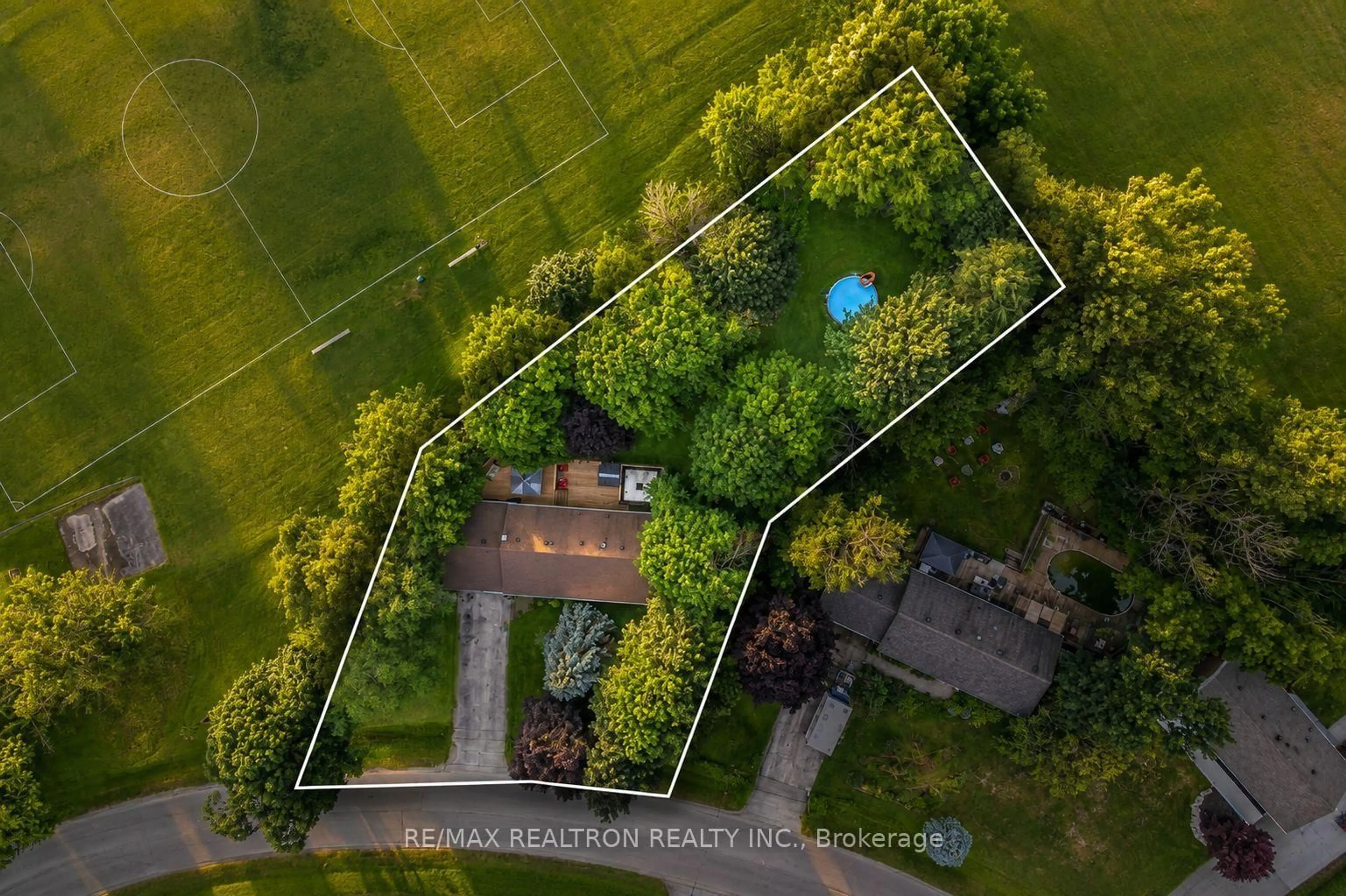 A pic from outside/outdoor area/front of a property/back of a property/a pic from drone, unknown for 15 Park Rd, Bradford West Gwillimbury Ontario L0G 1B0