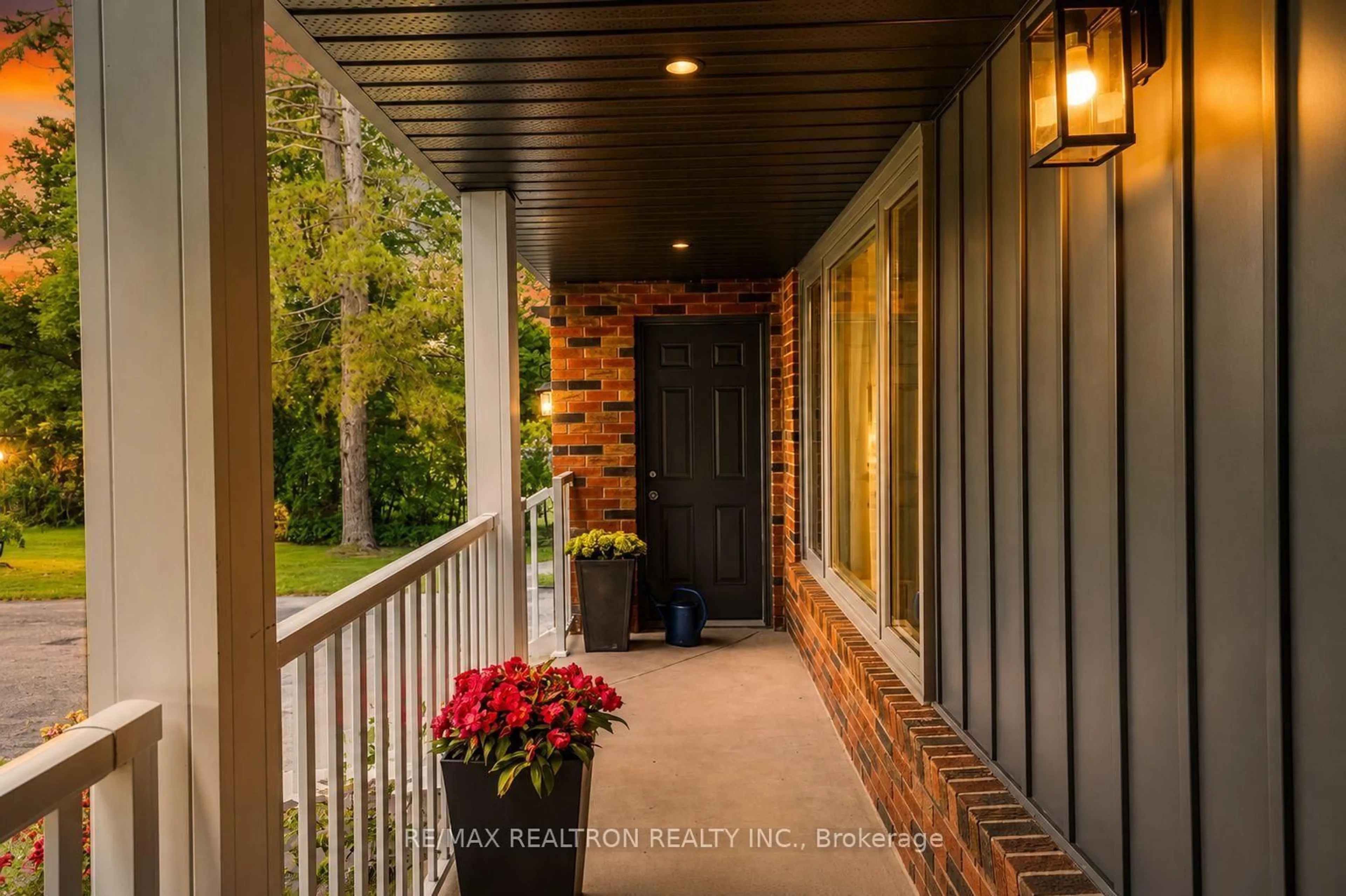 Indoor entryway for 15 Park Rd, Bradford West Gwillimbury Ontario L0G 1B0