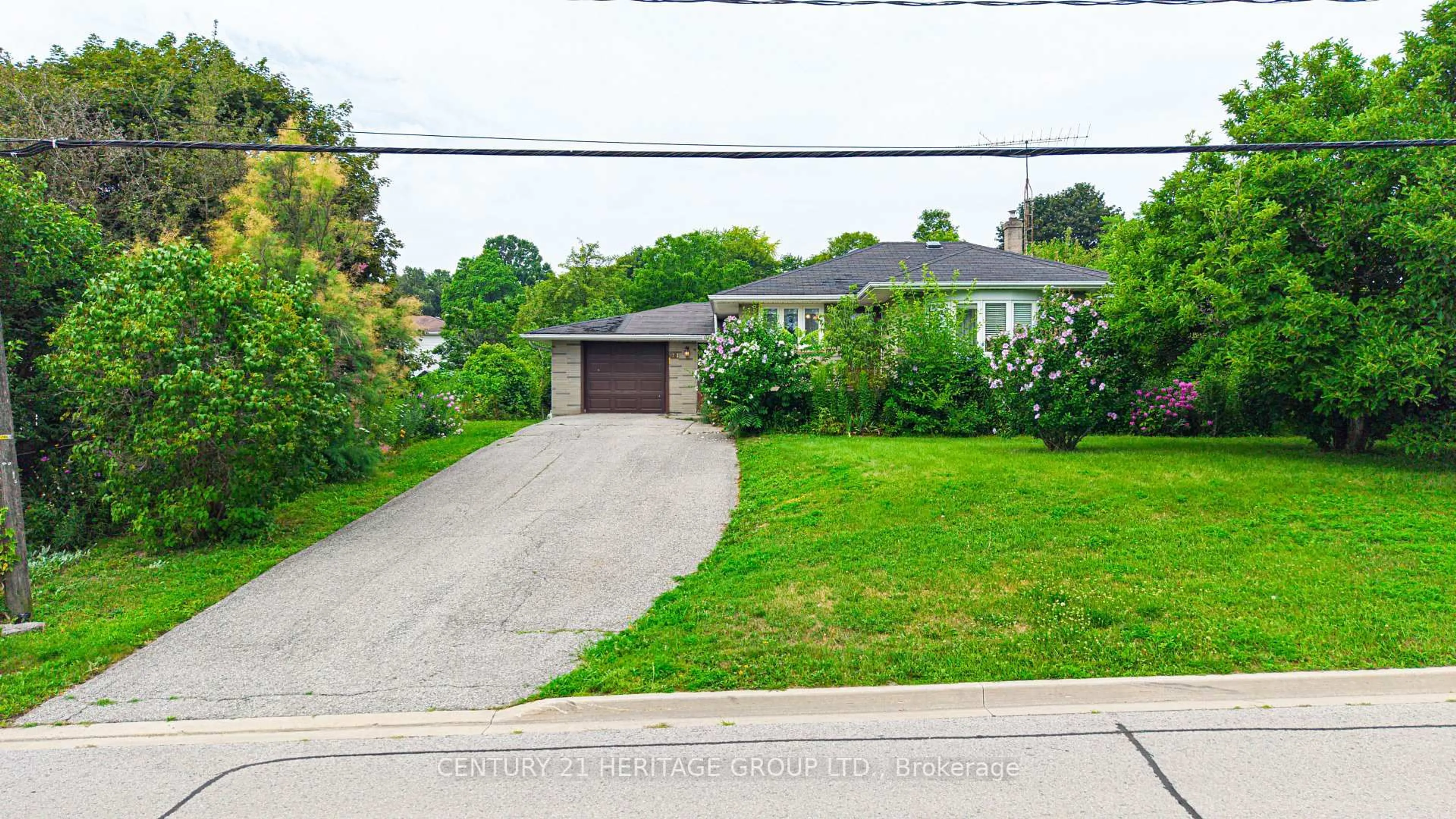 A pic from outside/outdoor area/front of a property/back of a property/a pic from drone, street for 270 Walker Ave, Bradford West Gwillimbury Ontario L3Z 1Y6
