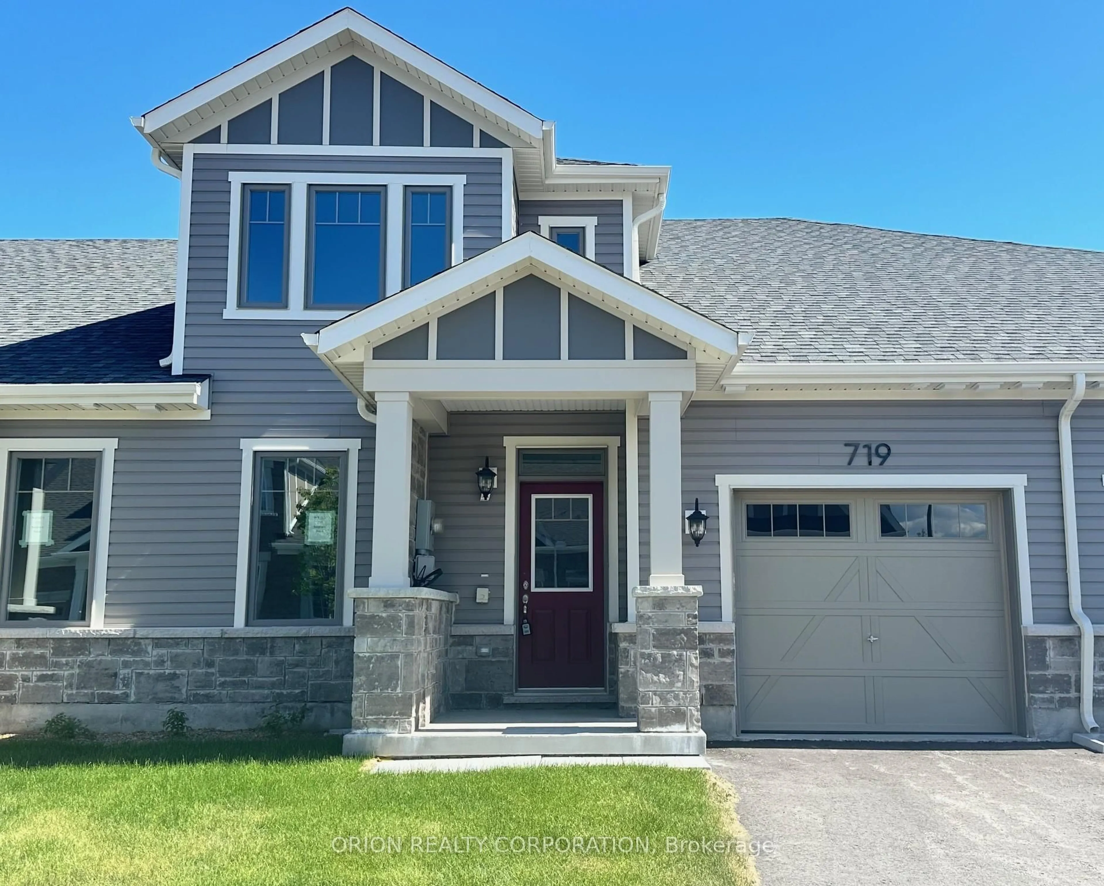 Home with vinyl exterior material, street for 719 Sargeant Pl, Innisfil Ontario L9S 0S9